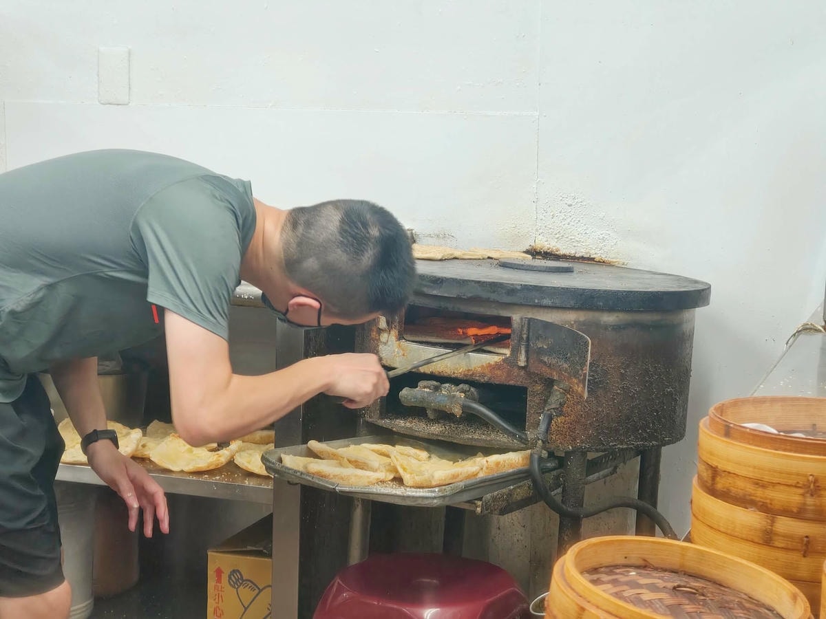 人氣的排隊早午餐、天天現炸現烤油條燒餅必吃、永和黑豆漿、板橋江子翠早餐推薦！