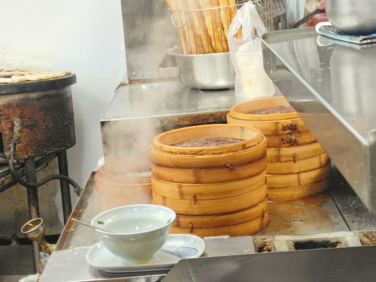人氣的排隊早午餐、天天現炸現烤油條燒餅必吃、永和黑豆漿、板橋江子翠早餐推薦！