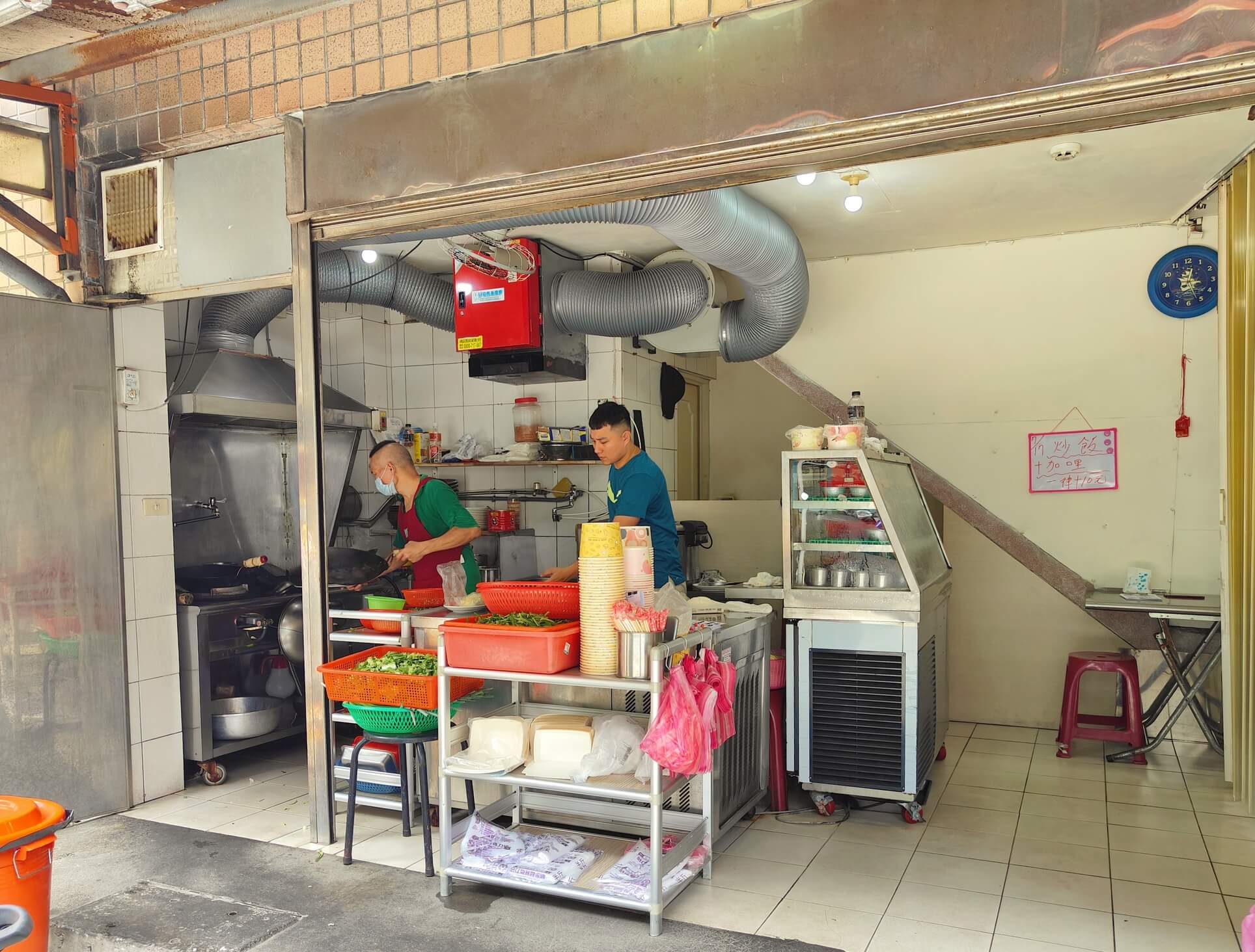 基隆美食｜和平食堂、古早味飄香30年、在地人私藏隱藏版老店、70元份量炸多、加飯加麵只要10元！和平島美食 @💕小美很愛嚐💕