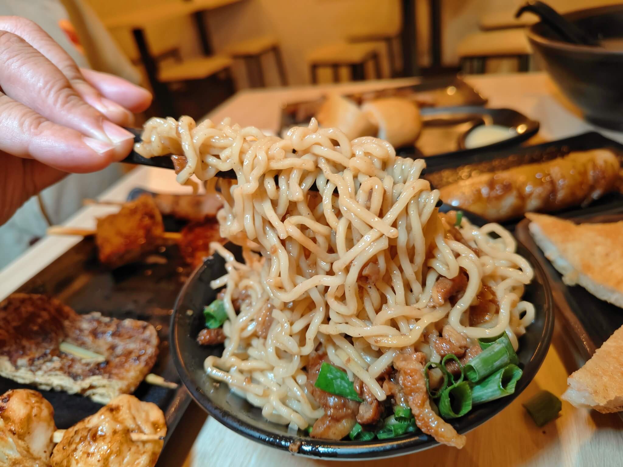 新莊美食｜柒息地串燒居酒屋 新莊中華店、在地深根十年老店、串燒只要19元起、串燒、海鮮、特色滷肉飯都必點！ @💕小美很愛嚐💕