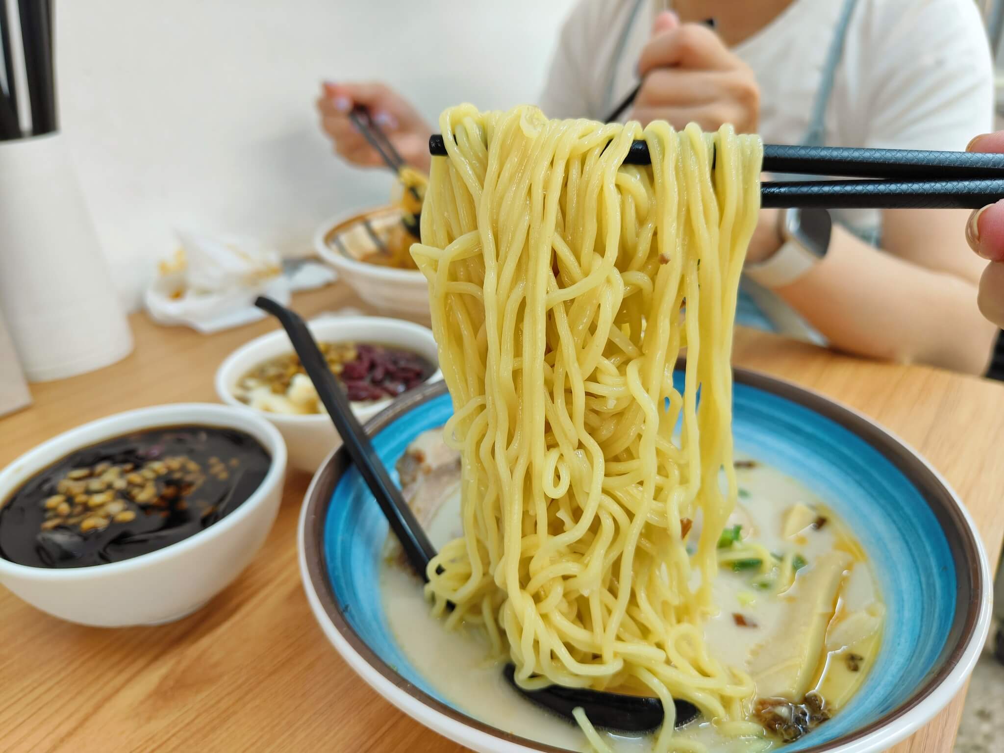 永和美食推薦｜何家拉麵永和中正、拉麵無限續、豆花甜品吃到飽、老饕最推「雞白豚骨拉麵」！ @💕小美很愛嚐💕