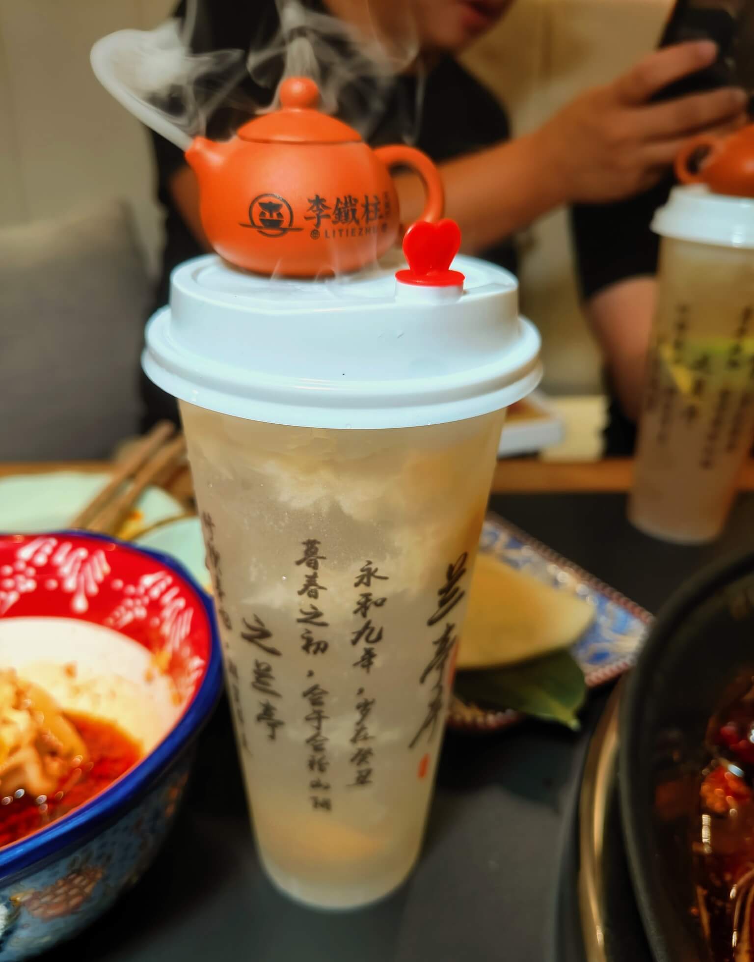 竹北美食｜李鐵柱火鍋村、「以茶代水」打造獨特濃厚迷人口感、飲料必點來療癒一下自己、小茶壺冒煙可愛到不行！ @💕小美很愛嚐💕