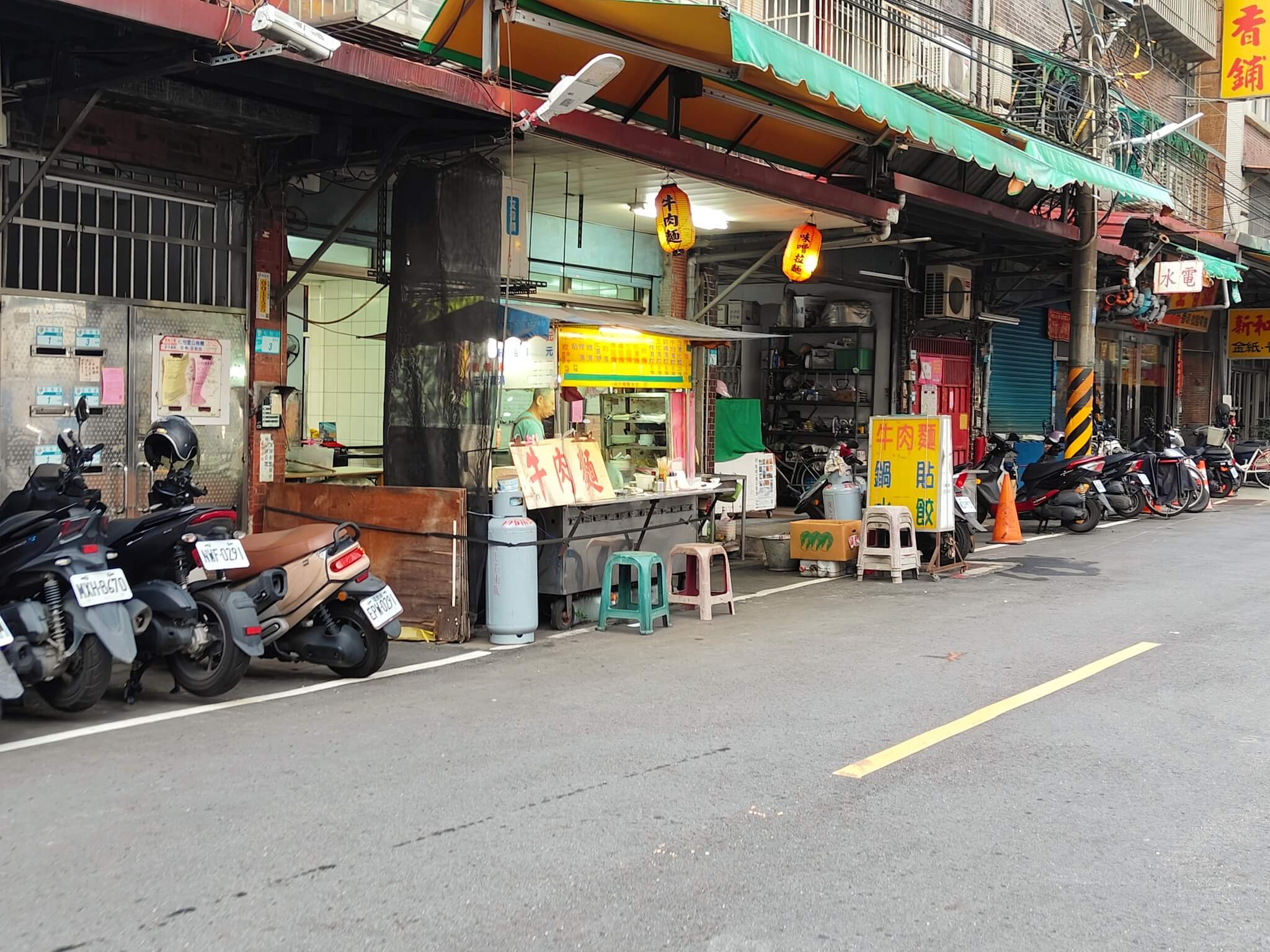 江子翠美食｜鍋貼水餃牛肉麵、加麵只要加10元 , 哇~馬上升級大碗 , 一餐便宜又飽足！ @💕小美很愛嚐💕