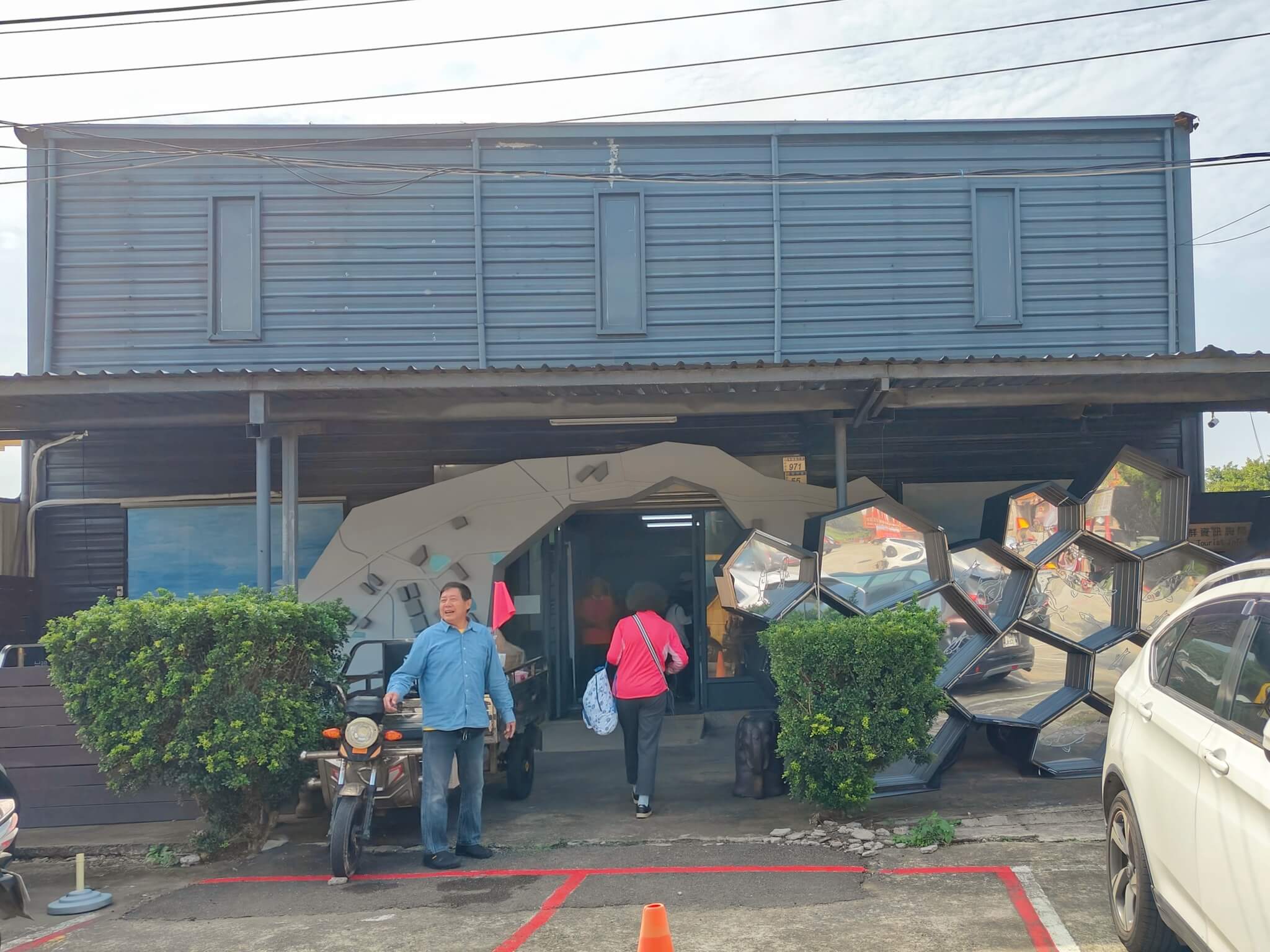 新屋秘境推薦、跟著在地人漫遊新屋趣～蘭園養蜂場、體驗蓋石滬挖海瓜子捕魚、漫步新屋綠色隧道！ @💕小美很愛嚐💕