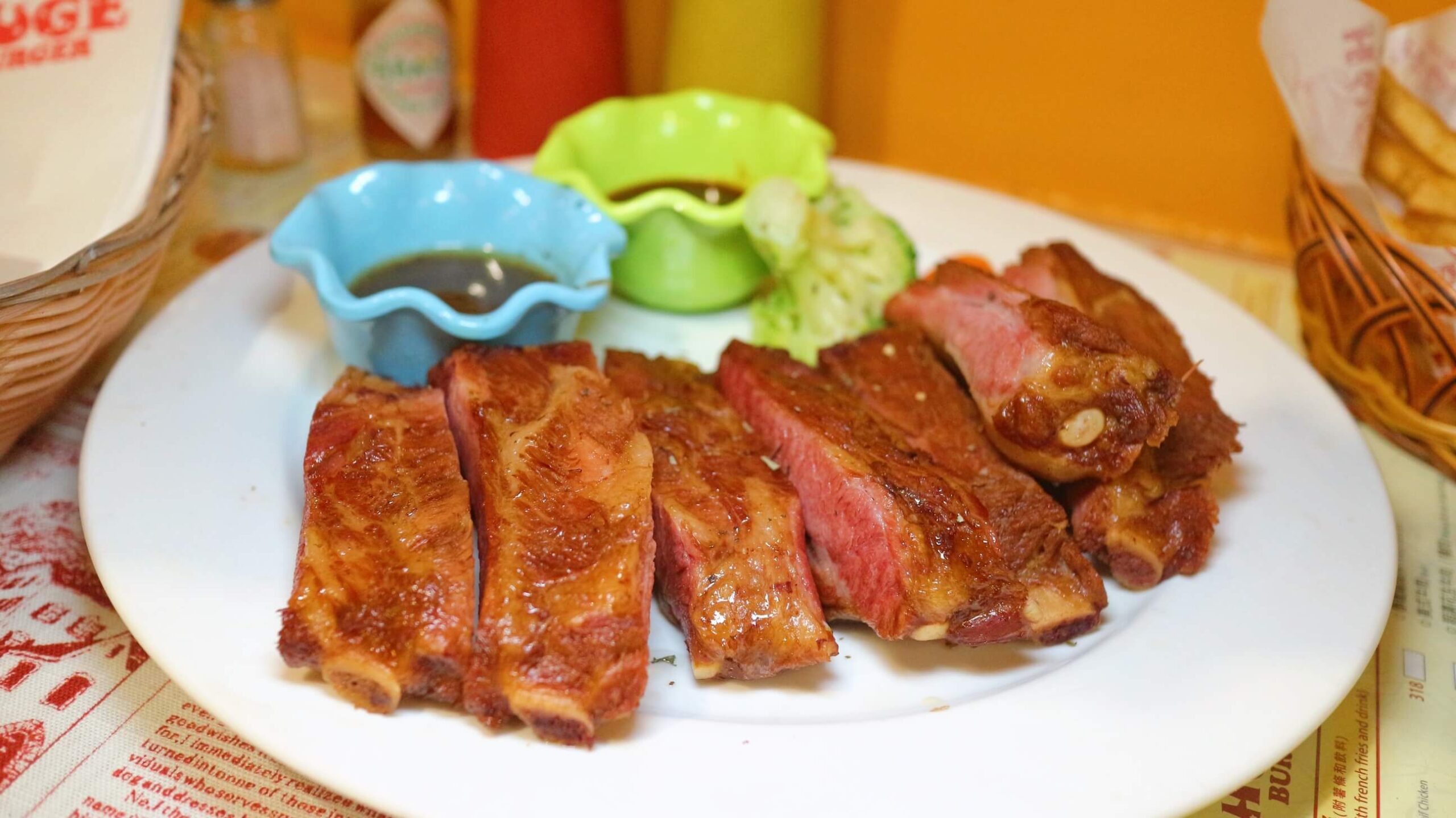 士林夜市美食｜Huge Burger 、超豪華的療癒美味～大到雙手握不住的漢堡、必選厚到不行超濃花生牛肉、還有飲料無限喝！！ @💕小美很愛嚐💕