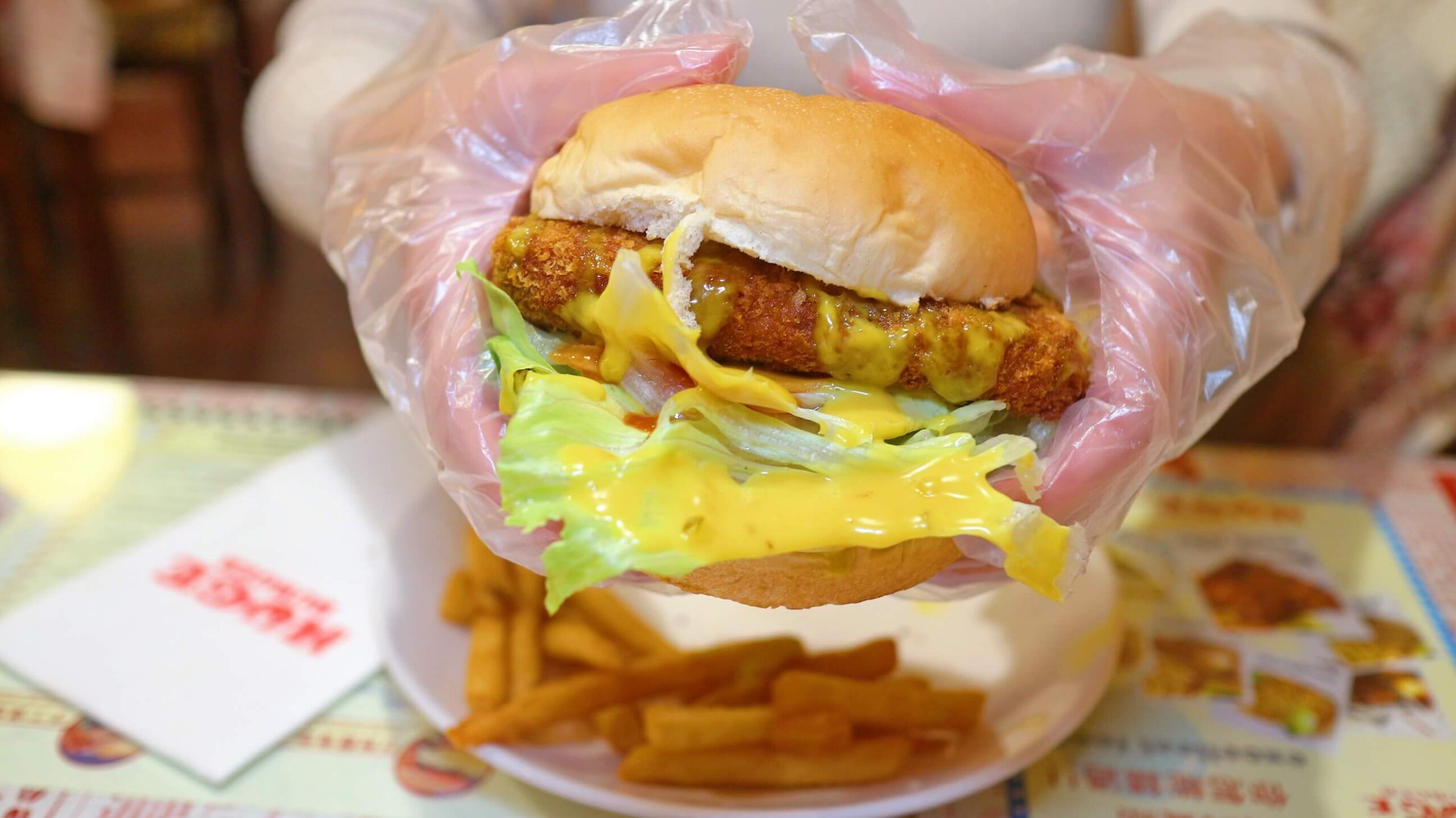 士林夜市美食｜Huge Burger 、超豪華的療癒美味～大到雙手握不住的漢堡、必選厚到不行超濃花生牛肉、還有飲料無限喝！！ @💕小美很愛嚐💕