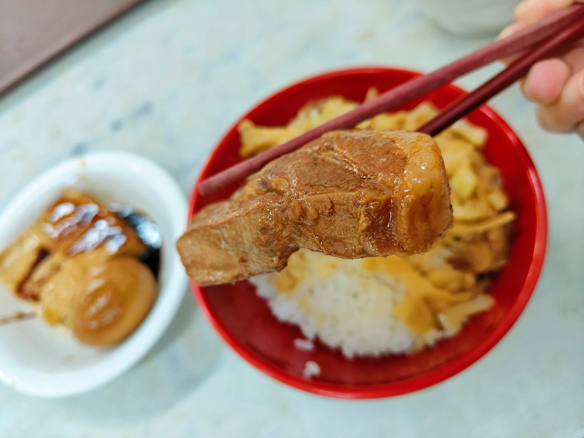 板橋新埔美食｜阿益魯肉飯、滷肉飯小碗只要15元、小菜10元起跳 , 三杯雞 , 獅子頭只要25元 , 滷虱目魚 30元就能吃！板橋裕民街美食推薦！ @💕小美很愛嚐💕