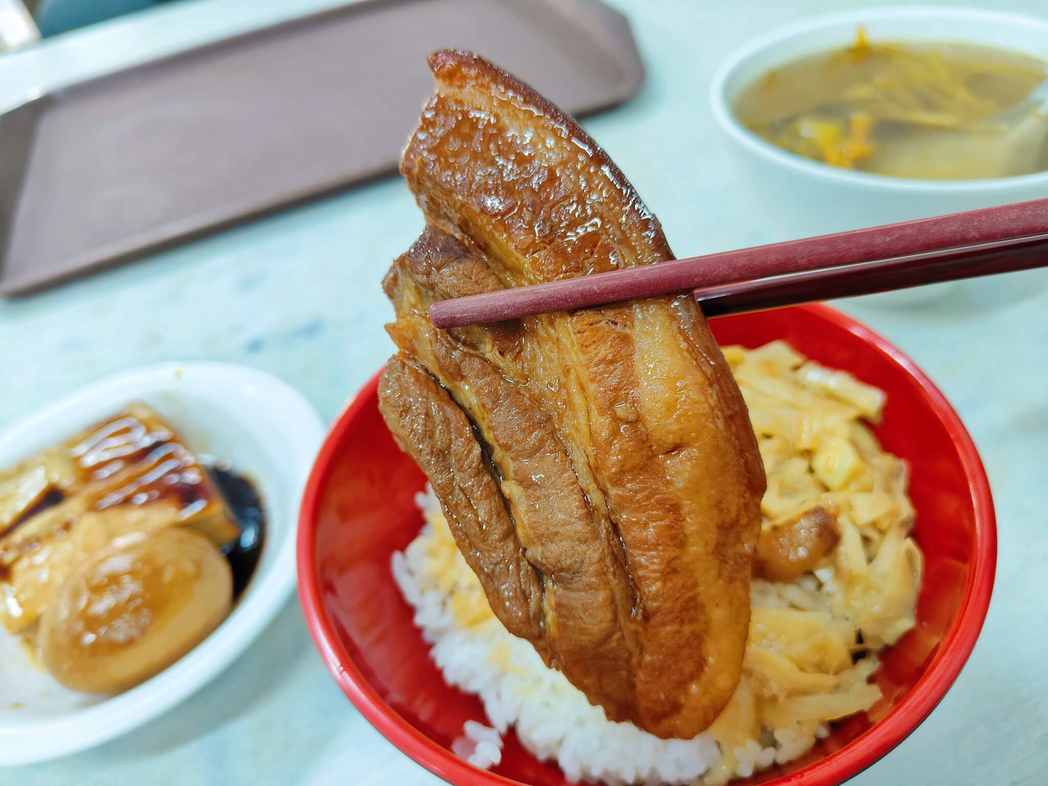 板橋新埔美食｜阿益魯肉飯、滷肉飯小碗只要15元、小菜10元起跳 , 三杯雞 , 獅子頭只要25元 , 滷虱目魚 30元就能吃！板橋裕民街美食推薦！ @💕小美很愛嚐💕