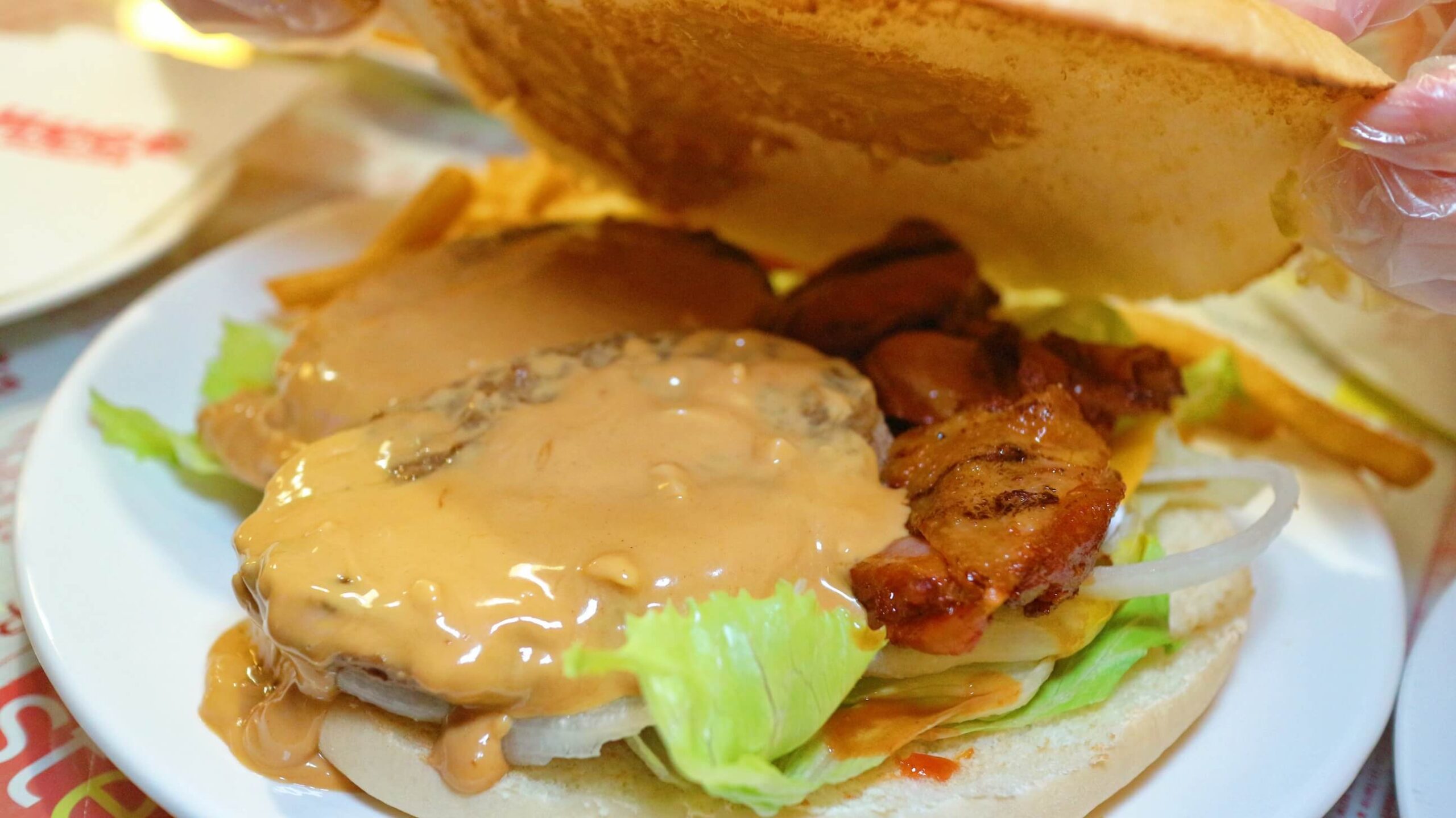 士林夜市美食｜Huge Burger 、超豪華的療癒美味～大到雙手握不住的漢堡、必選厚到不行超濃花生牛肉、還有飲料無限喝！！ @💕小美很愛嚐💕