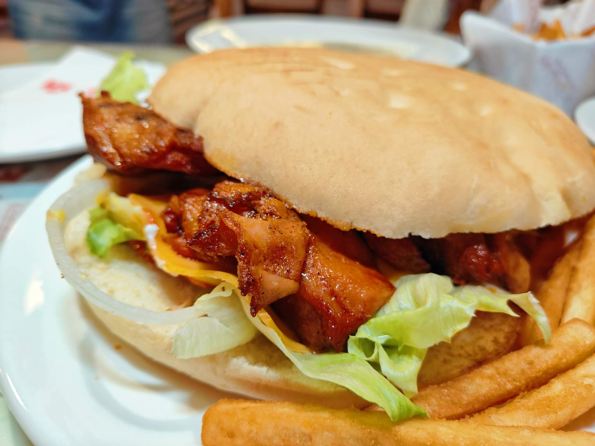 士林夜市美食｜Huge Burger 、超豪華的療癒美味～大到雙手握不住的漢堡、必選厚到不行超濃花生牛肉、還有飲料無限喝！！ @💕小美很愛嚐💕