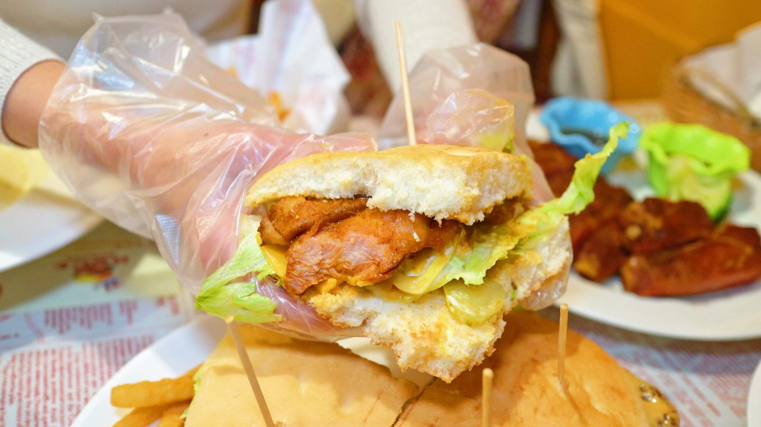 士林夜市美食｜Huge Burger 、超豪華的療癒美味～大到雙手握不住的漢堡、必選厚到不行超濃花生牛肉、還有飲料無限喝！！ @💕小美很愛嚐💕