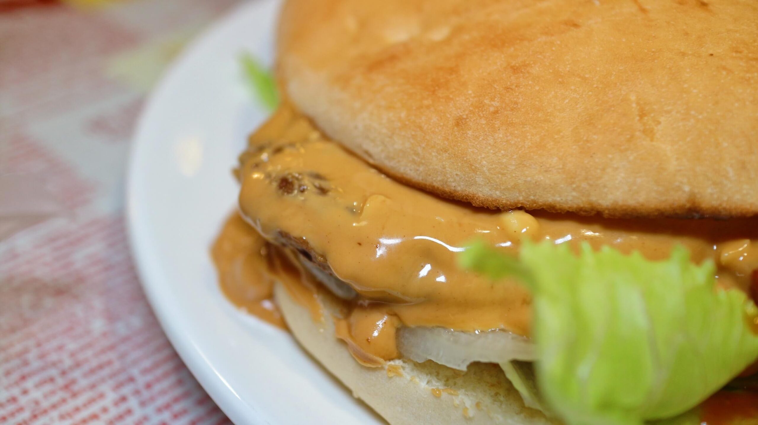 士林夜市美食｜Huge Burger 、超豪華的療癒美味～大到雙手握不住的漢堡、必選厚到不行超濃花生牛肉、還有飲料無限喝！！ @💕小美很愛嚐💕