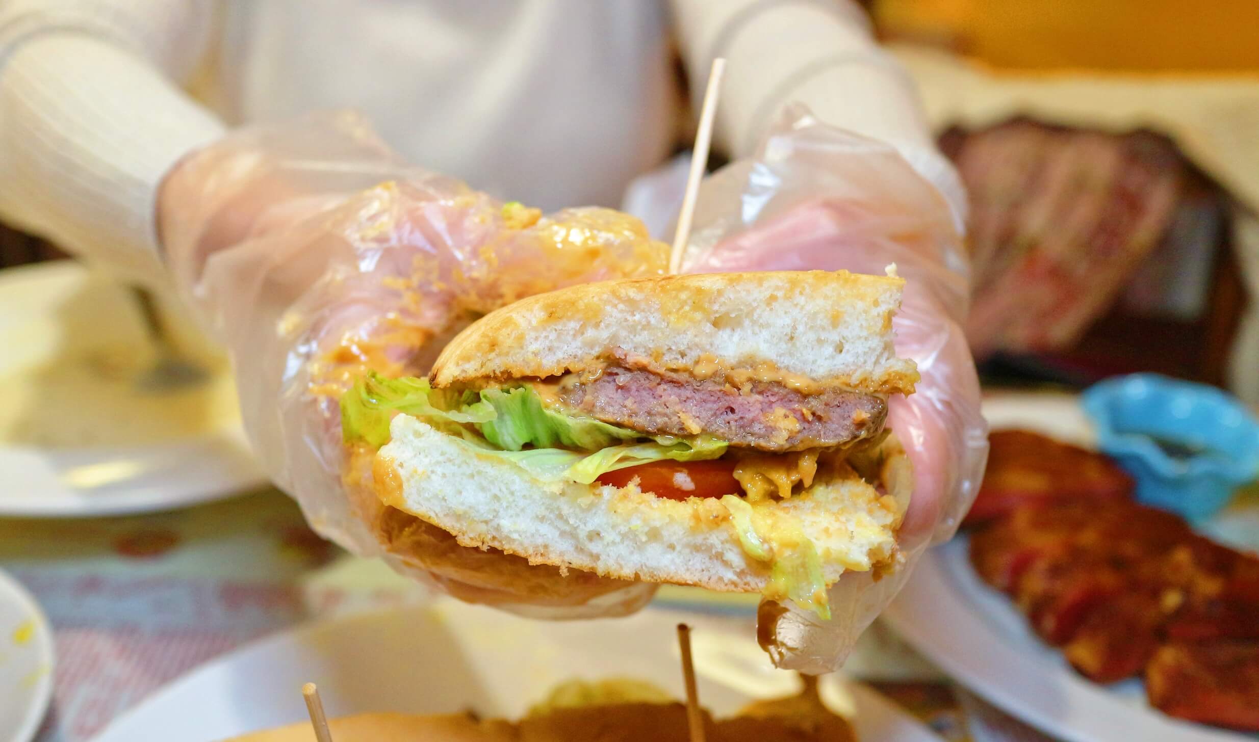 士林夜市美食｜Huge Burger 、超豪華的療癒美味～大到雙手握不住的漢堡、必選厚到不行超濃花生牛肉、還有飲料無限喝！！ @💕小美很愛嚐💕