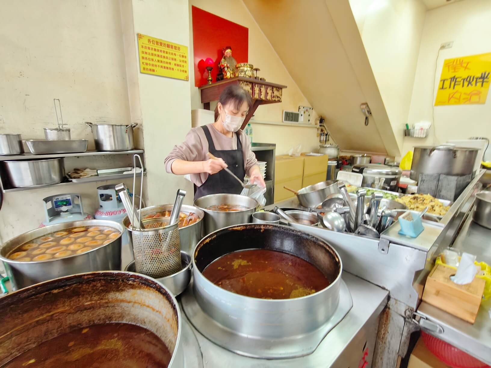 台中后里爌肉飯推薦｜鄭爌肉飯、曠肉、滷排骨入口即化、免費湯品、辣菜脯可以任你加！台中美食(菜單)！ @💕小美很愛嚐💕