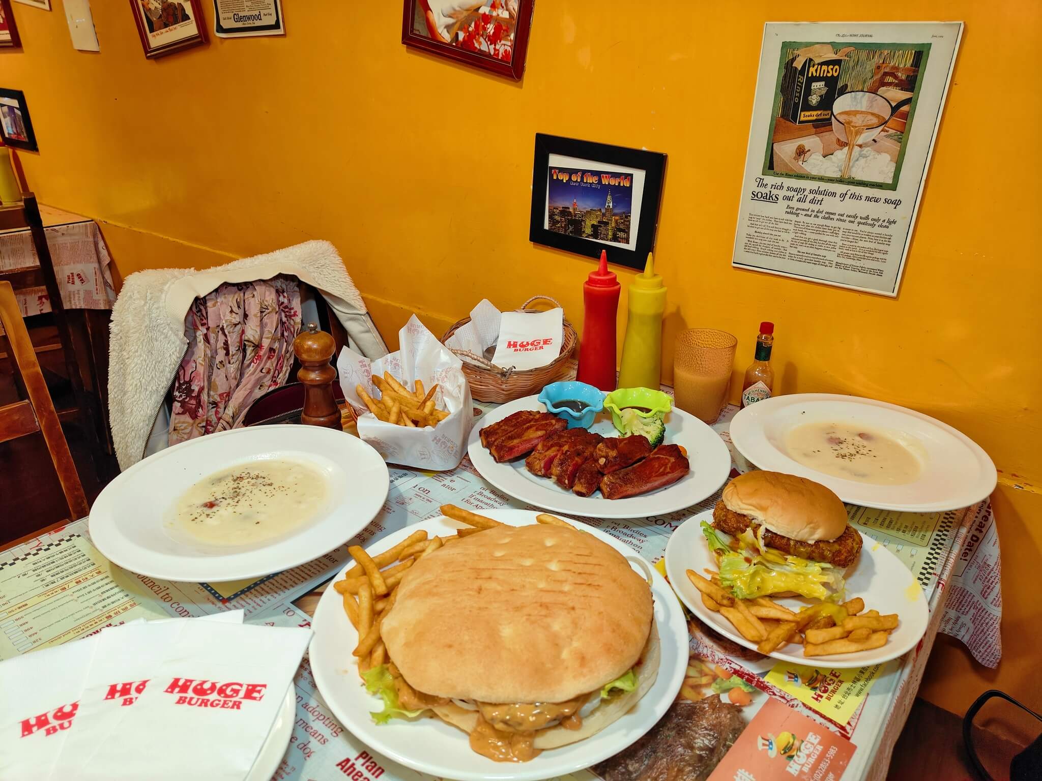 士林夜市美食｜Huge Burger 、超豪華的療癒美味～大到雙手握不住的漢堡、必選厚到不行超濃花生牛肉、還有飲料無限喝！！ @💕小美很愛嚐💕