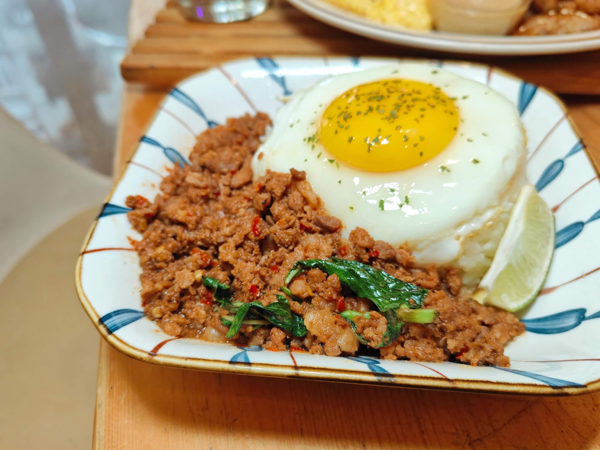 台中后里早午餐｜春坂 Harusaka、貓貓陪吃陪玩太療癒、甜鹹鬆餅超優必點、提供WIFI、寵物友善餐廳！ @💕小美很愛嚐💕