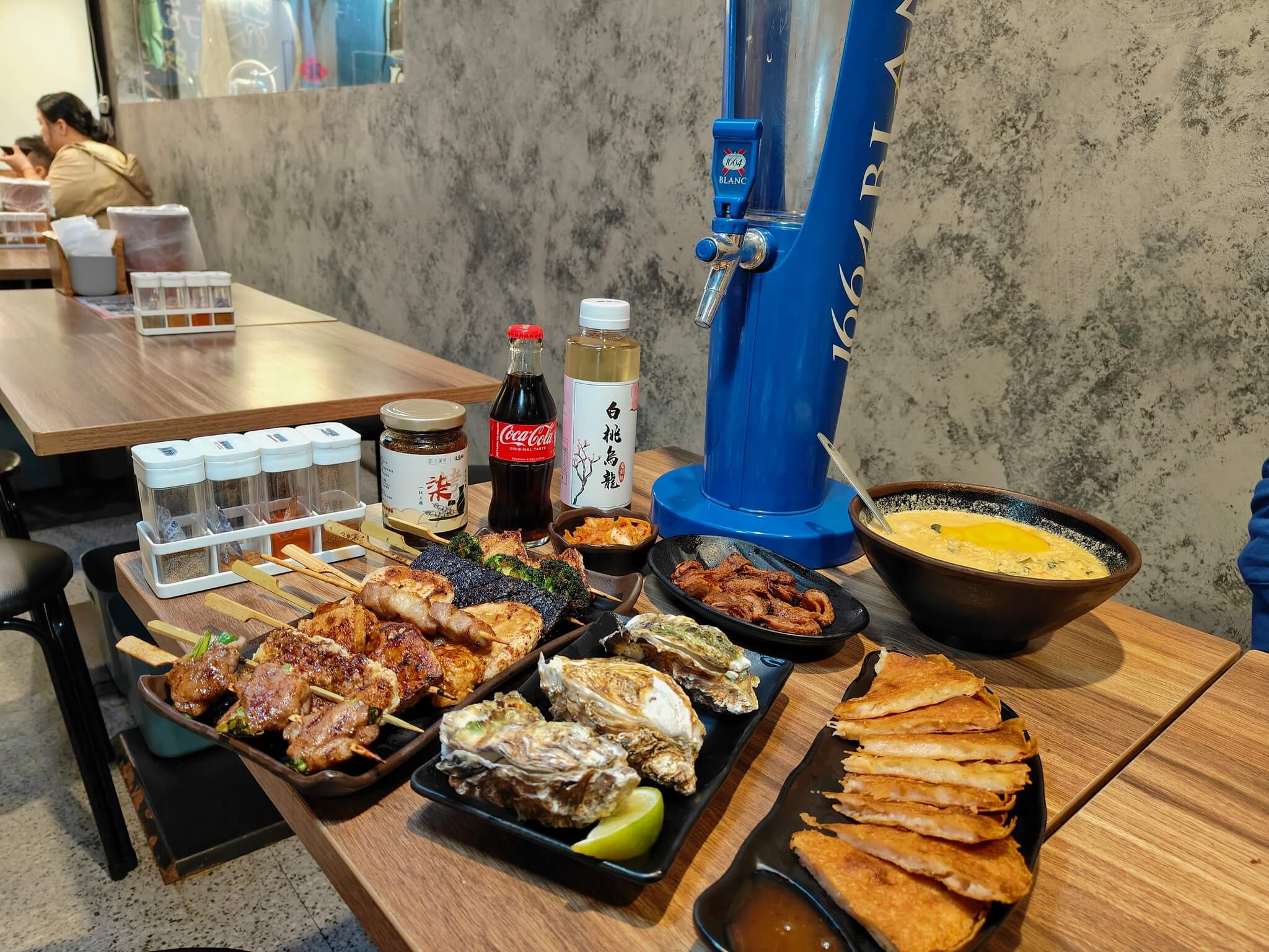 三重美食｜柒息地串燒居酒屋 三重自強店、串燒種類多達25以上、秘醬串燒一吃就回不去！ @💕小美很愛嚐💕