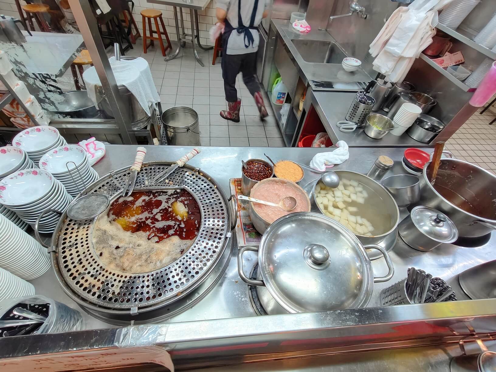 台中豐原美食｜正老牌豐原肉丸、炸肉丸皮Q有嚼勁、還有高湯無限讓你喝、廟東夜市必吃的肉丸老店！ @💕小美很愛嚐💕