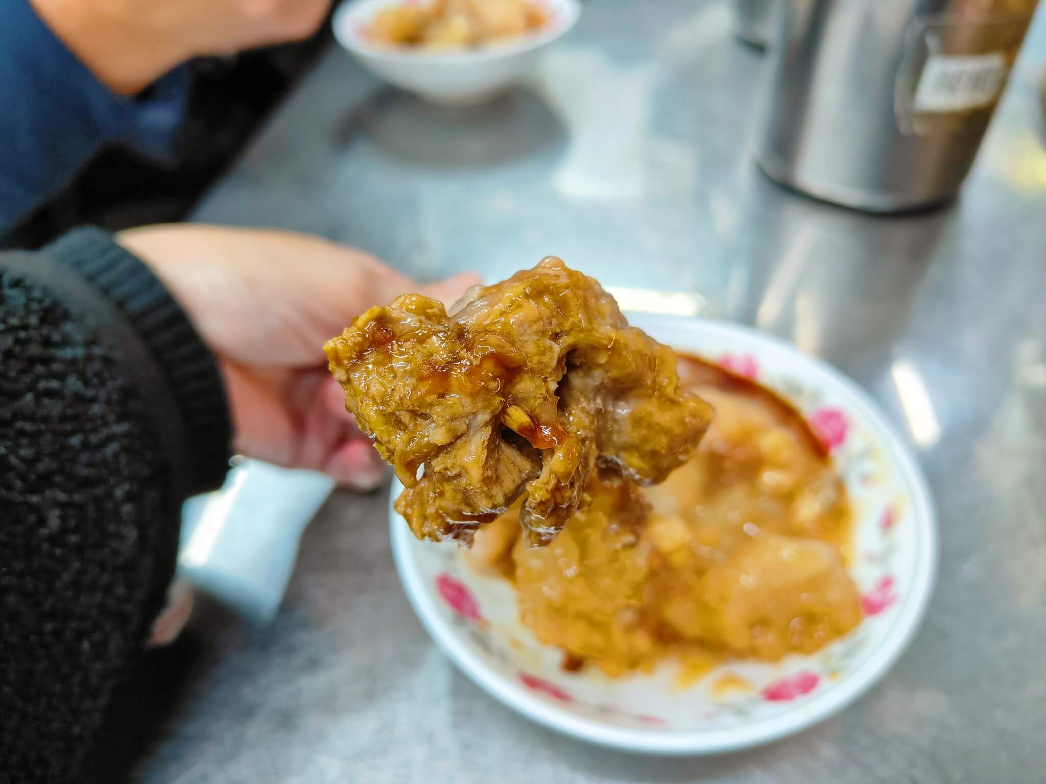 台中豐原美食｜正老牌豐原肉丸、炸肉丸皮Q有嚼勁、還有高湯無限讓你喝、廟東夜市必吃的肉丸老店！ @💕小美很愛嚐💕