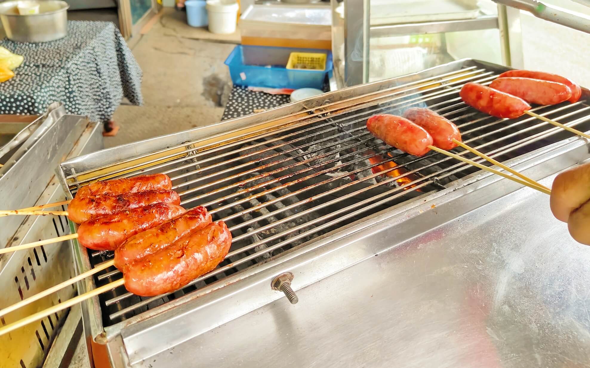 基隆美食｜台版彩色威尼斯「正濱漁港」旁、瑪莉古小吃店、烤的超好的烤香腸！ @💕小美很愛嚐💕