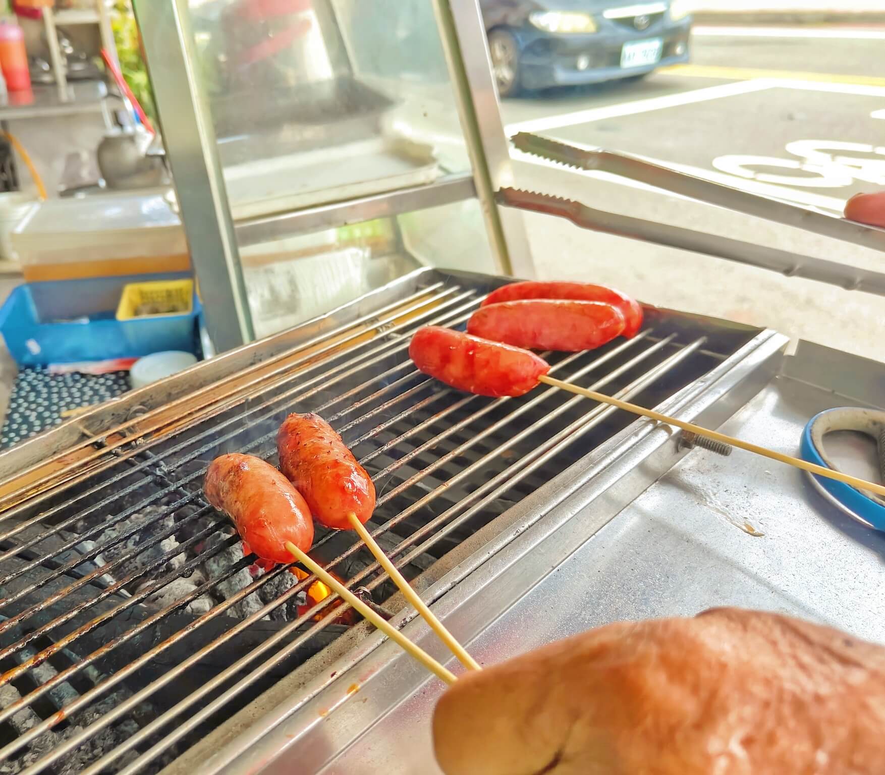 基隆美食｜台版彩色威尼斯「正濱漁港」旁、瑪莉古小吃店、烤的超好的烤香腸！ @💕小美很愛嚐💕