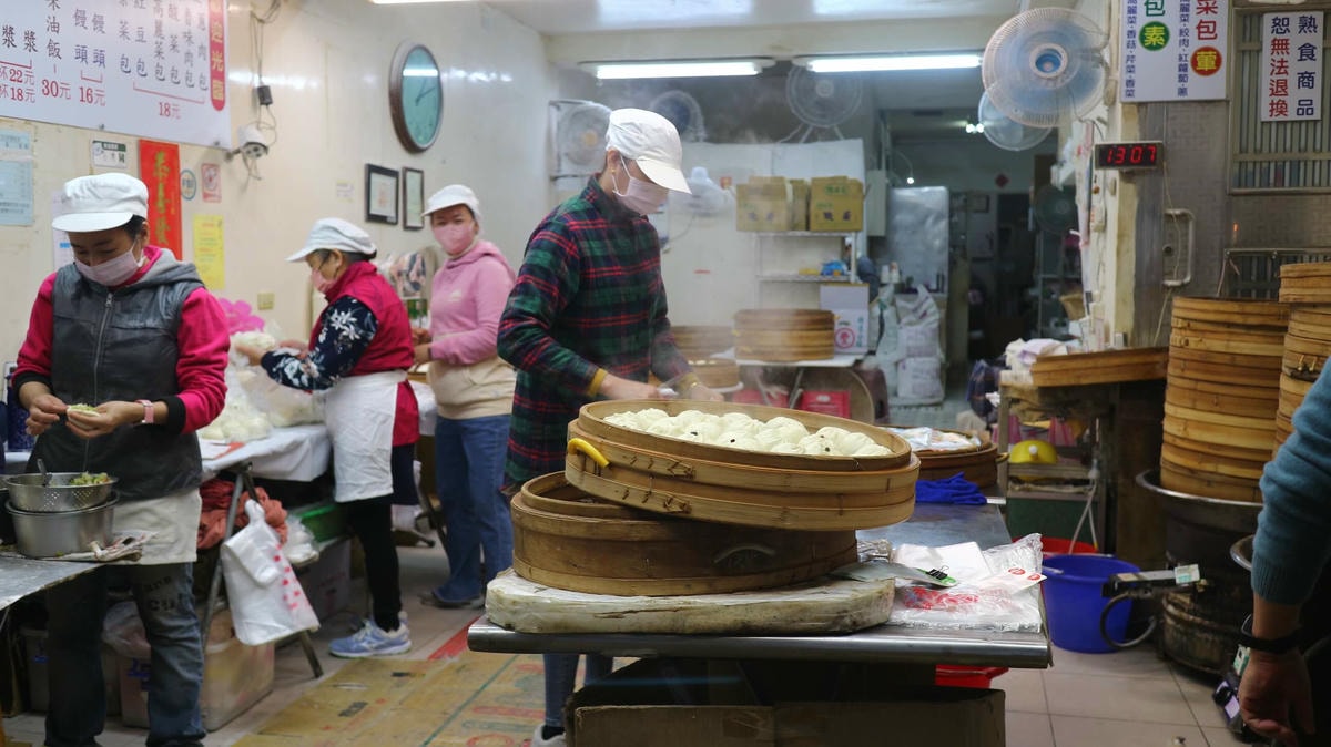 金山美食|金山王肉包、人氣銅板美食、熱銷30多年、飽滿實在好吃還不脹氣! - 第3張圖
