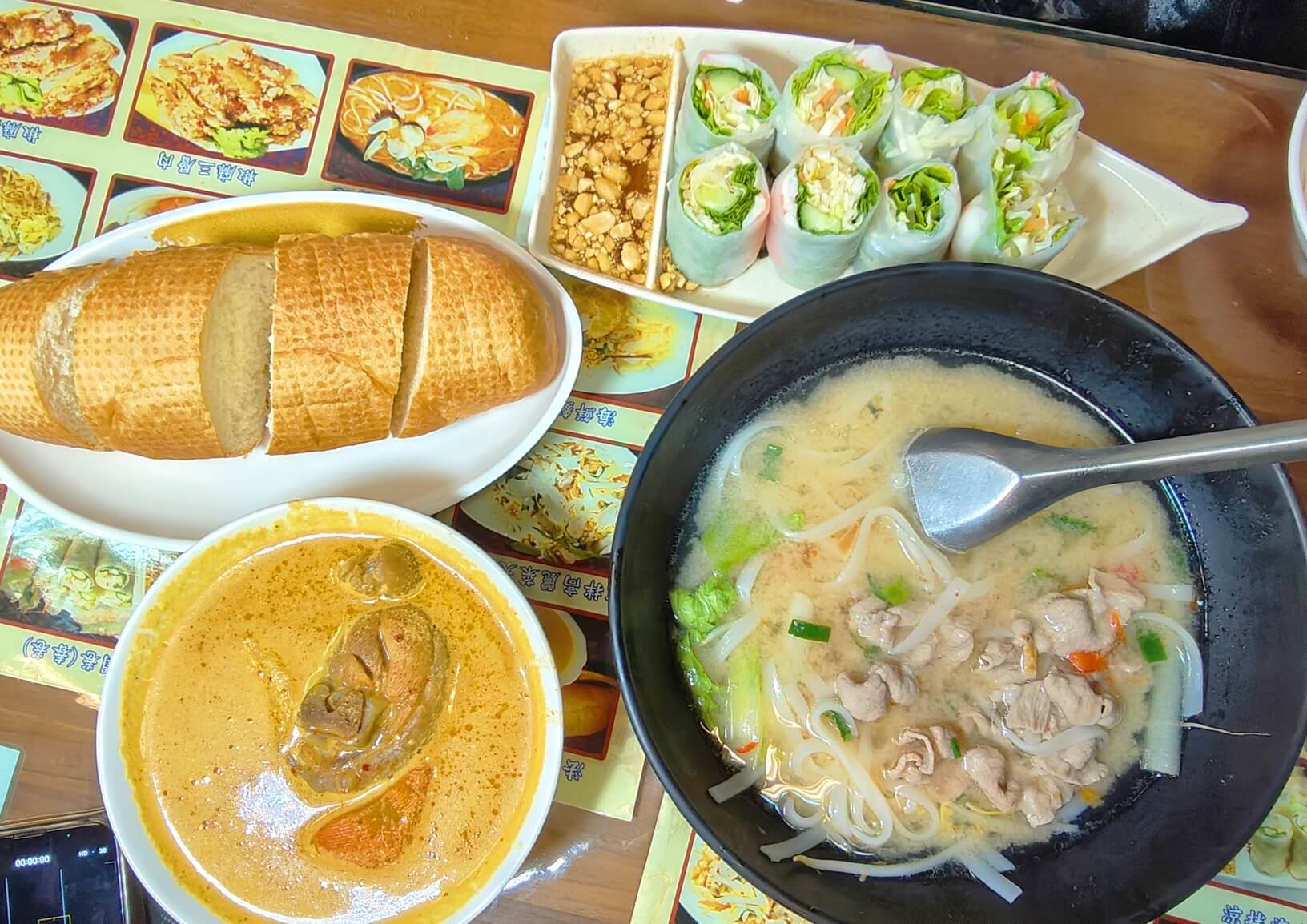 萬里美食｜儂徠南洋美食、咖哩雞濃郁椰奶香、越南河粉超鮮甜、平價份量大！ @💕小美很愛嚐💕