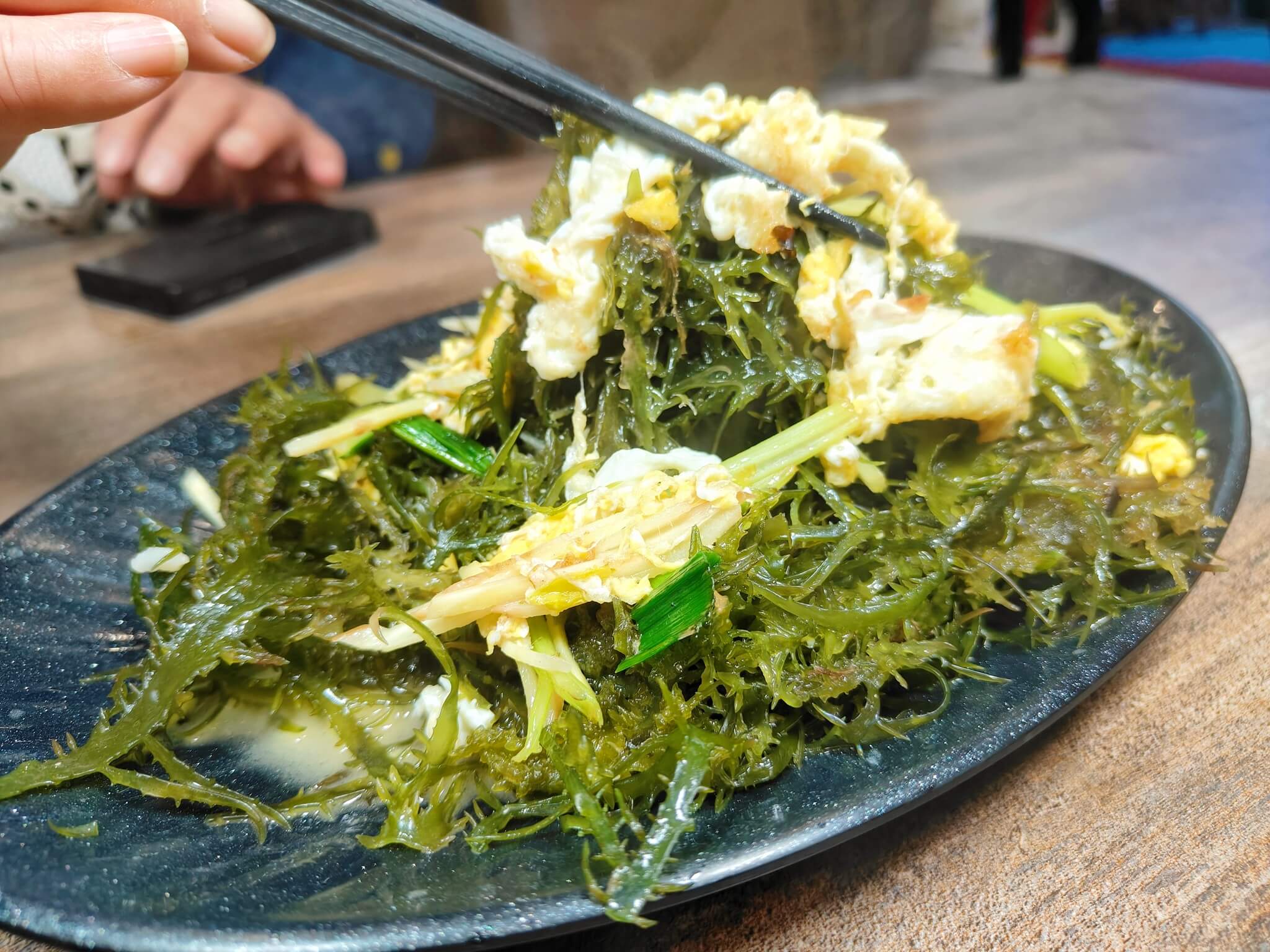 萬里美食｜大益發萬里蟹活海鮮餐廳、小卷米粉鍋平價好吃、還有免費停車場！ @💕小美很愛嚐💕