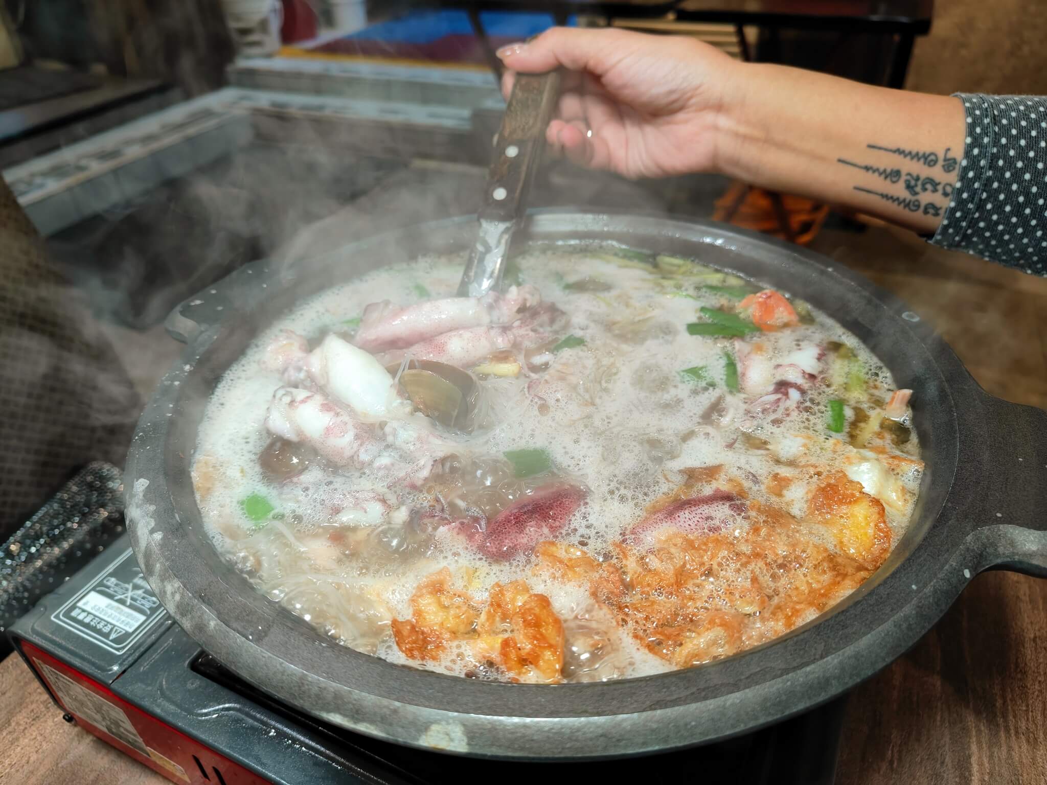 萬里美食｜大益發萬里蟹活海鮮餐廳、小卷米粉鍋平價好吃、還有免費停車場！ @💕小美很愛嚐💕