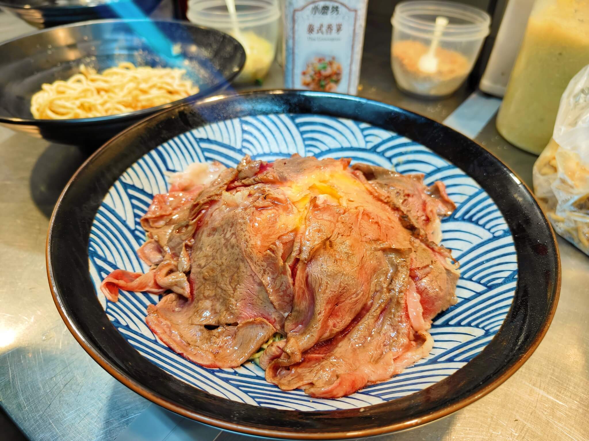 新莊美食｜二春外鍋燒專賣店新莊店、滿滿的肉和牛鍋燒和牛控為之瘋狂！ @💕小美很愛嚐💕