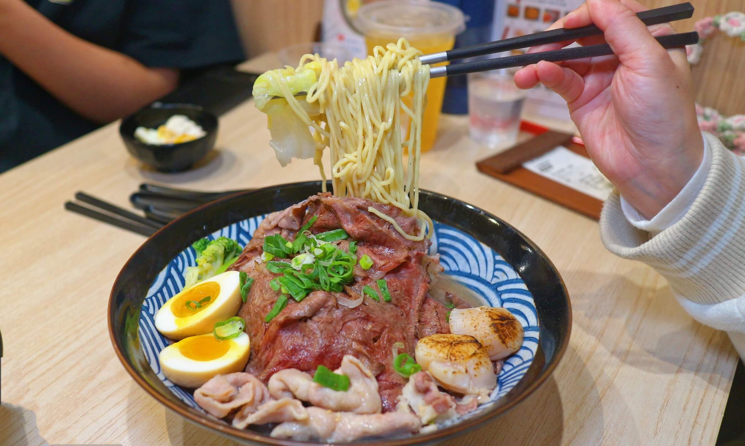 新莊美食｜二春外鍋燒專賣店新莊店、滿滿的肉和牛鍋燒和牛控為之瘋狂！ @💕小美很愛嚐💕