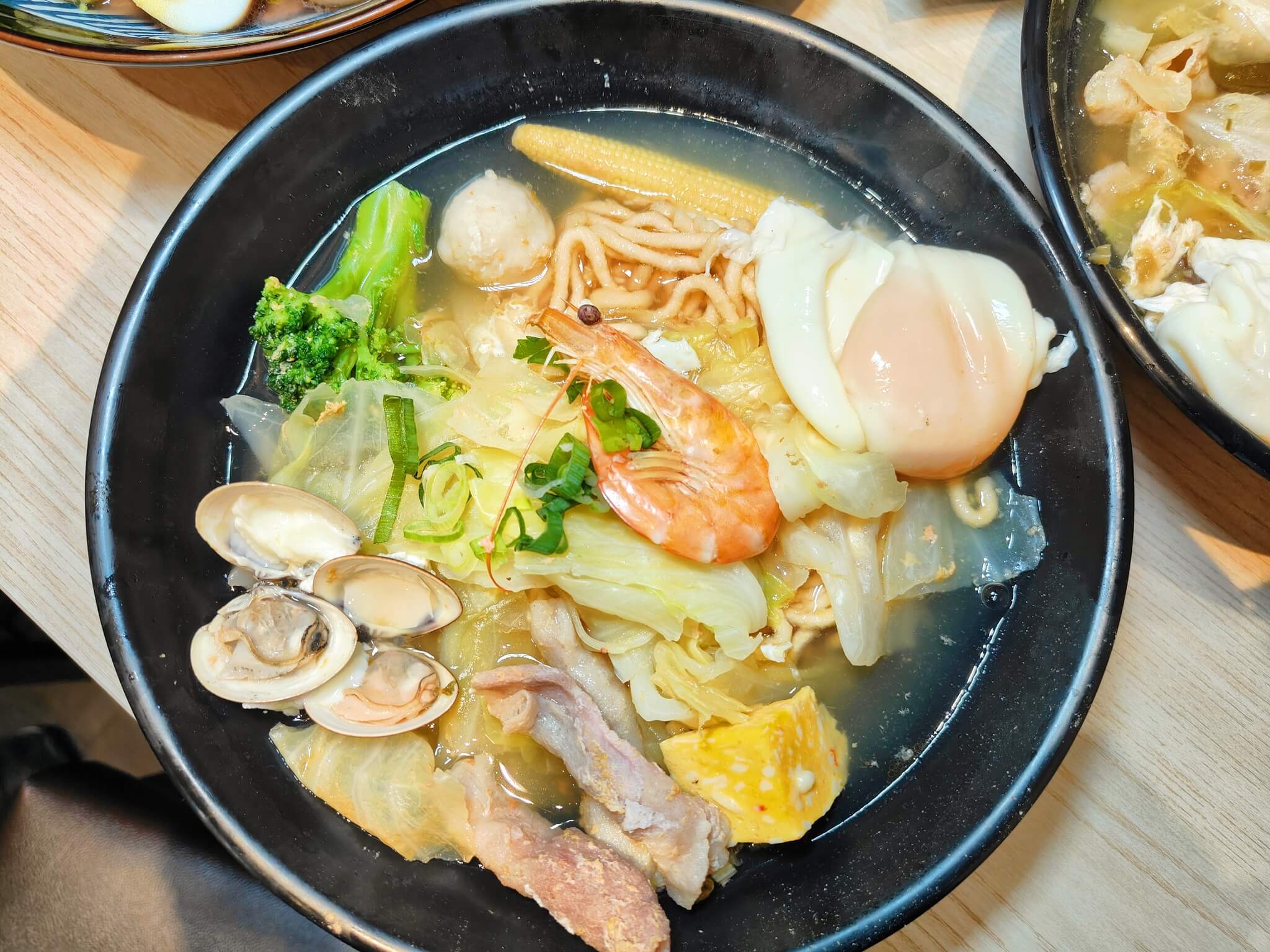 新莊美食｜二春外鍋燒專賣店新莊店、滿滿的肉和牛鍋燒和牛控為之瘋狂！ @💕小美很愛嚐💕