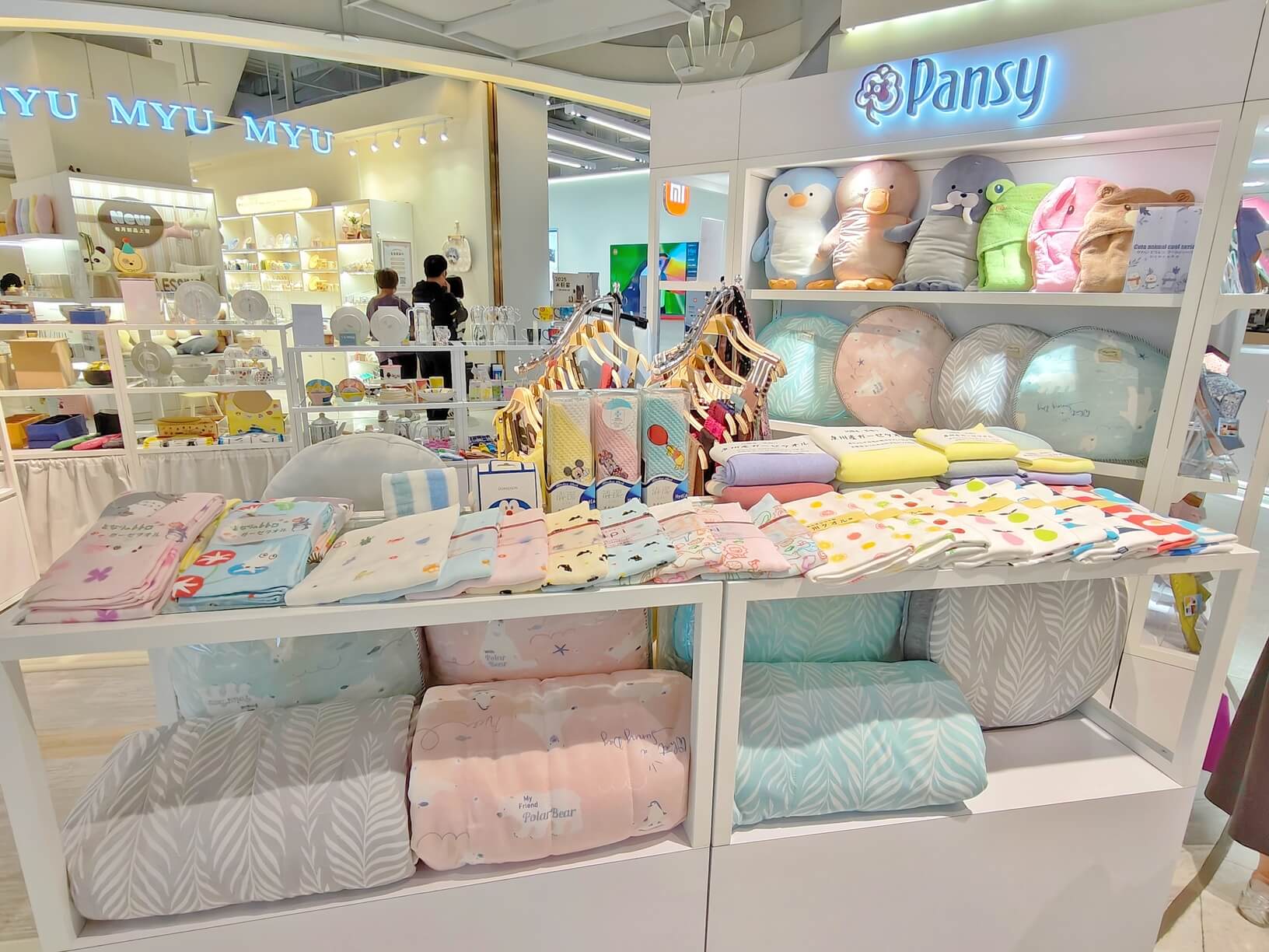 中壢親子景點推薦｜桃園大江購物中心、別讓通膨壓垮生活、來大江讓消費變享受！2025最新打卡景點中壢、必買優惠攻略、全桃CP值最高、現金回饋最高！春夏裝置藝術必吃美食拍照趣！（全年免費停車） @💕小美很愛嚐💕