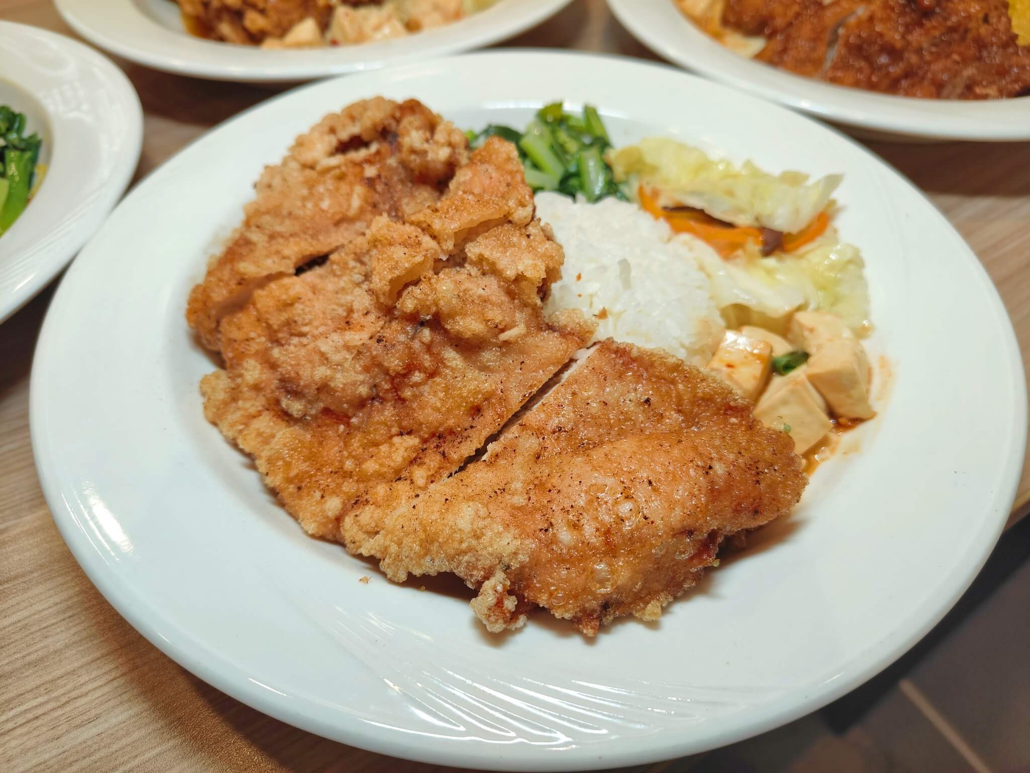 大同區美食｜極度飯桶 大同圓環店、雞排比手背還長、份量真的有嚇人、高CP值便當！ @💕小美很愛嚐💕