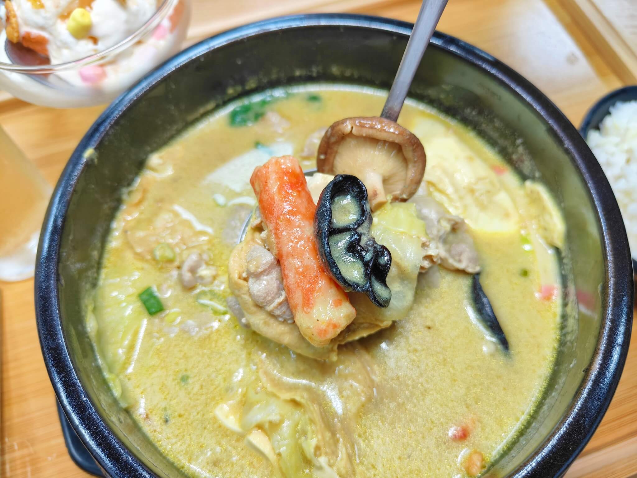 板橋美食｜94咖哩孃板橋市府店、菜單220元起平價咖哩小火鍋推薦、13種香料研發的「白雪砂鍋煲」、「赤雪砂鍋煲」都好好吃！ @💕小美很愛嚐💕