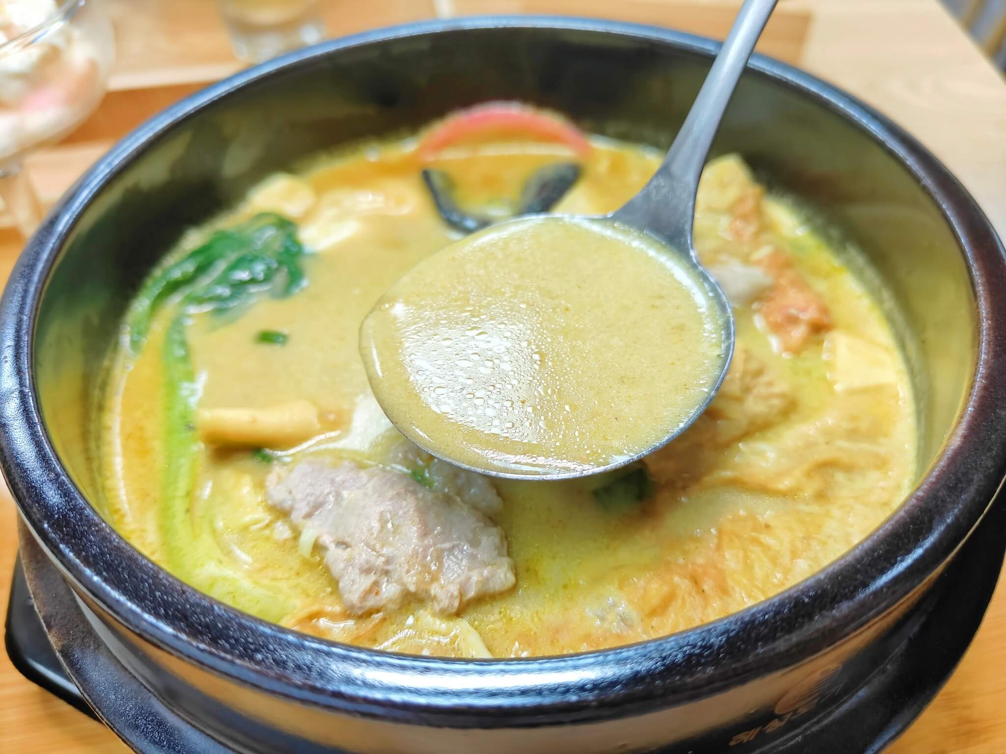 板橋美食｜94咖哩孃板橋市府店、菜單220元起平價咖哩小火鍋推薦、13種香料研發的「白雪砂鍋煲」、「赤雪砂鍋煲」都好好吃！ @💕小美很愛嚐💕