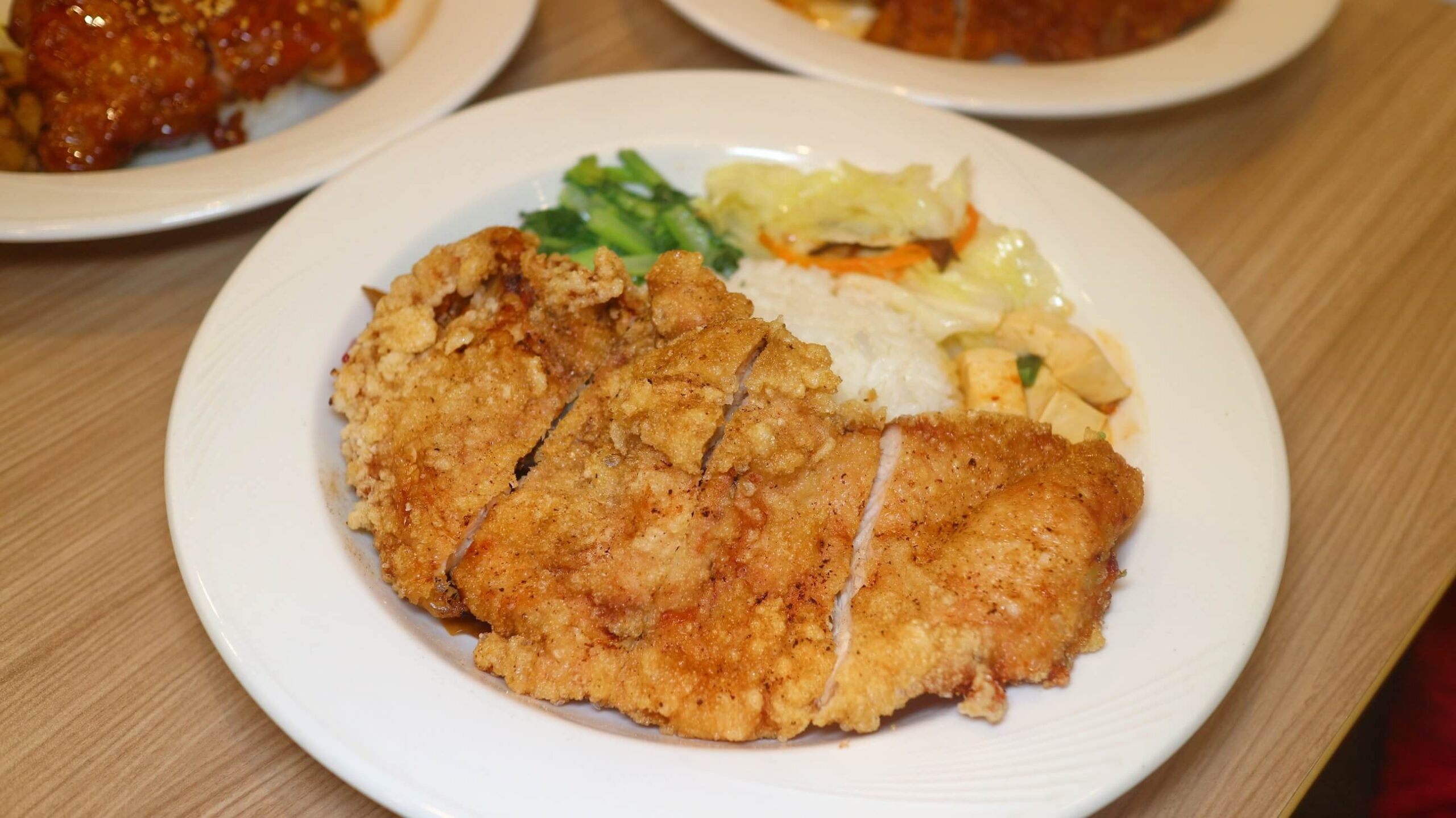 大同區美食｜極度飯桶 大同圓環店、雞排比手背還長、份量真的有嚇人、高CP值便當！ @💕小美很愛嚐💕