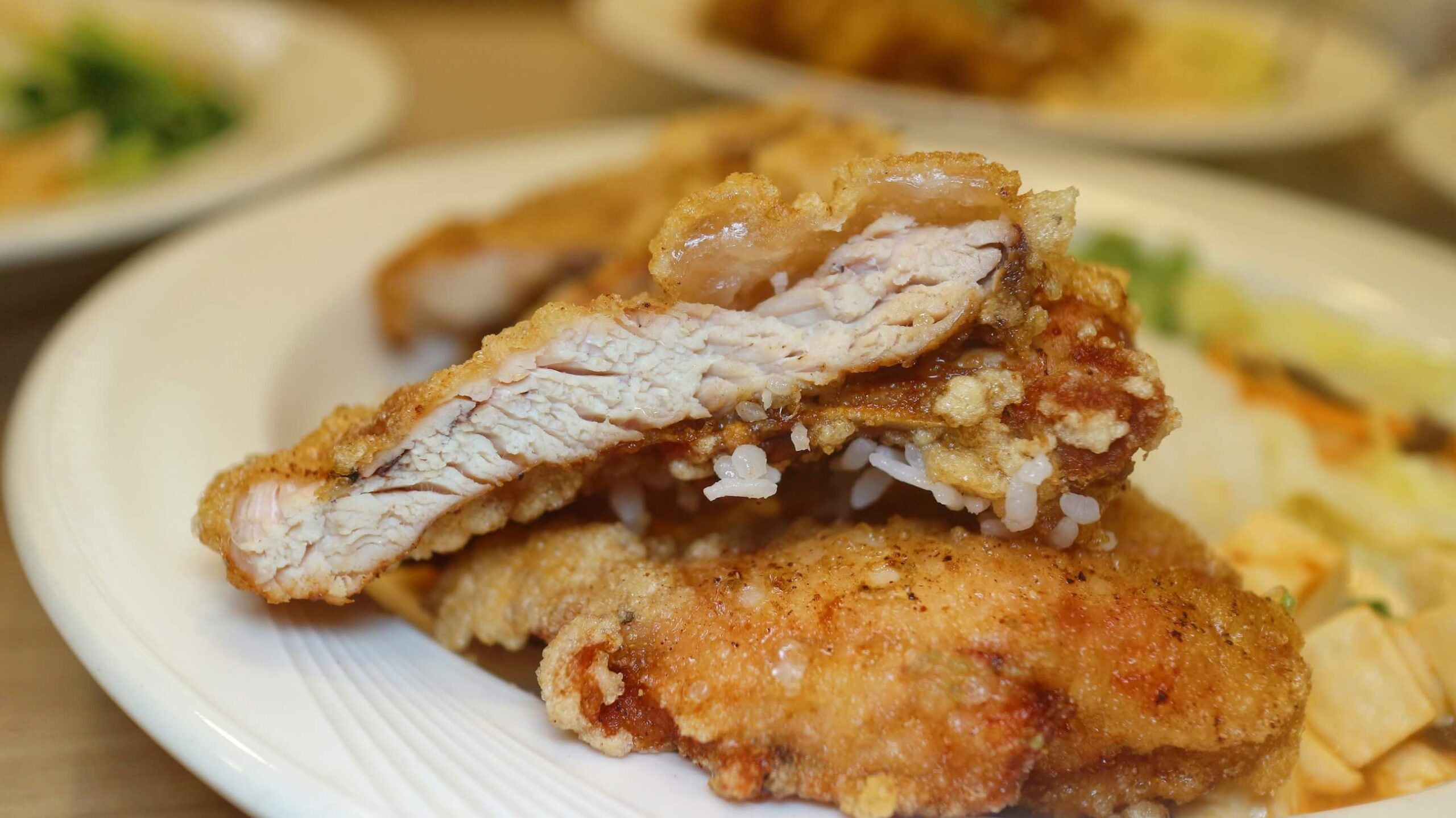 大同區美食｜極度飯桶 大同圓環店、雞排比手背還長、份量真的有嚇人、高CP值便當！ @💕小美很愛嚐💕