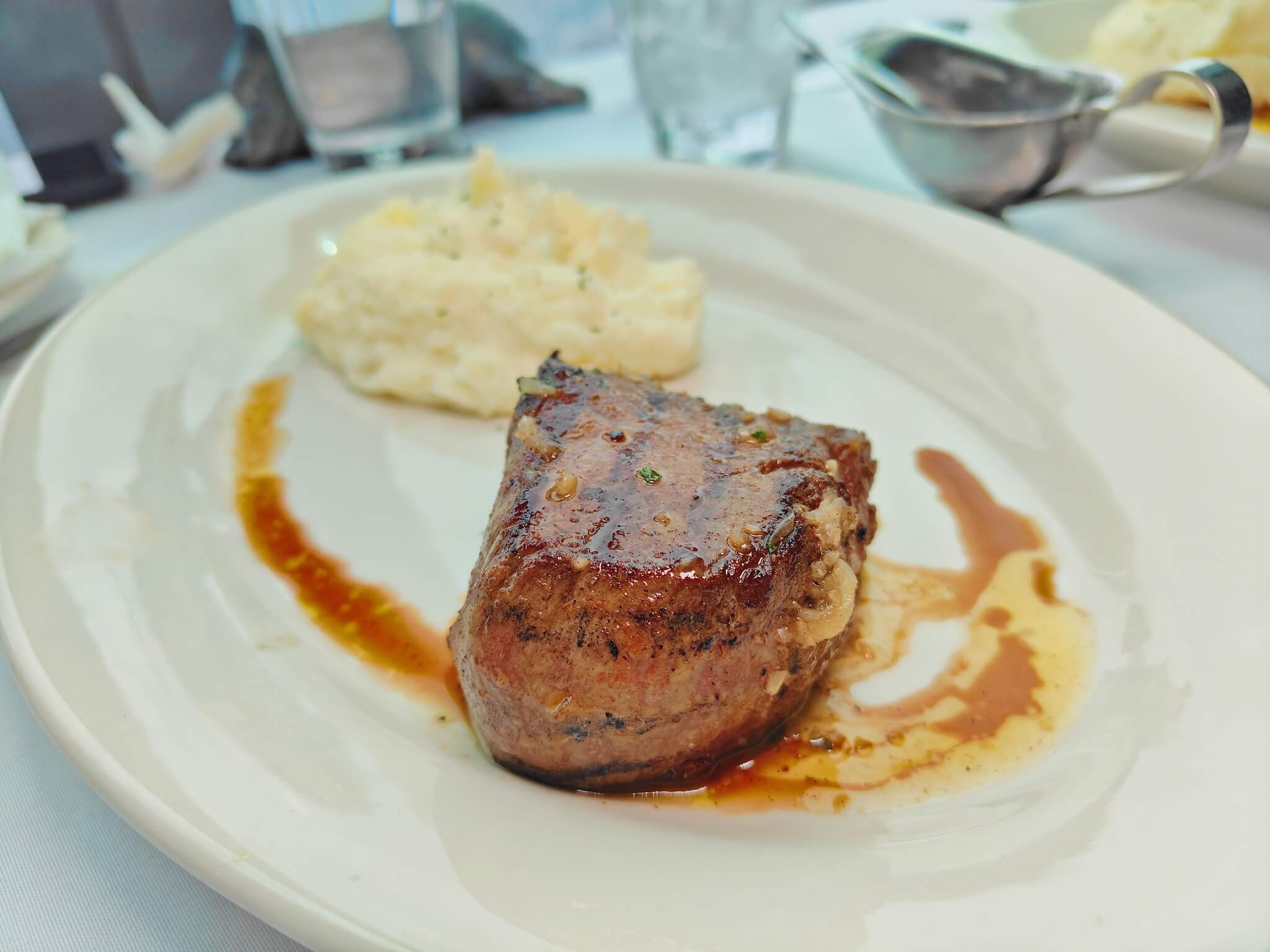信義美食｜Morton&#8217;s 莫爾頓牛排館、俯瞰繁華台北美景、最浪漫夜景、許多人心中「夢幻級牛排餐廳」代表！ @💕小美很愛嚐💕