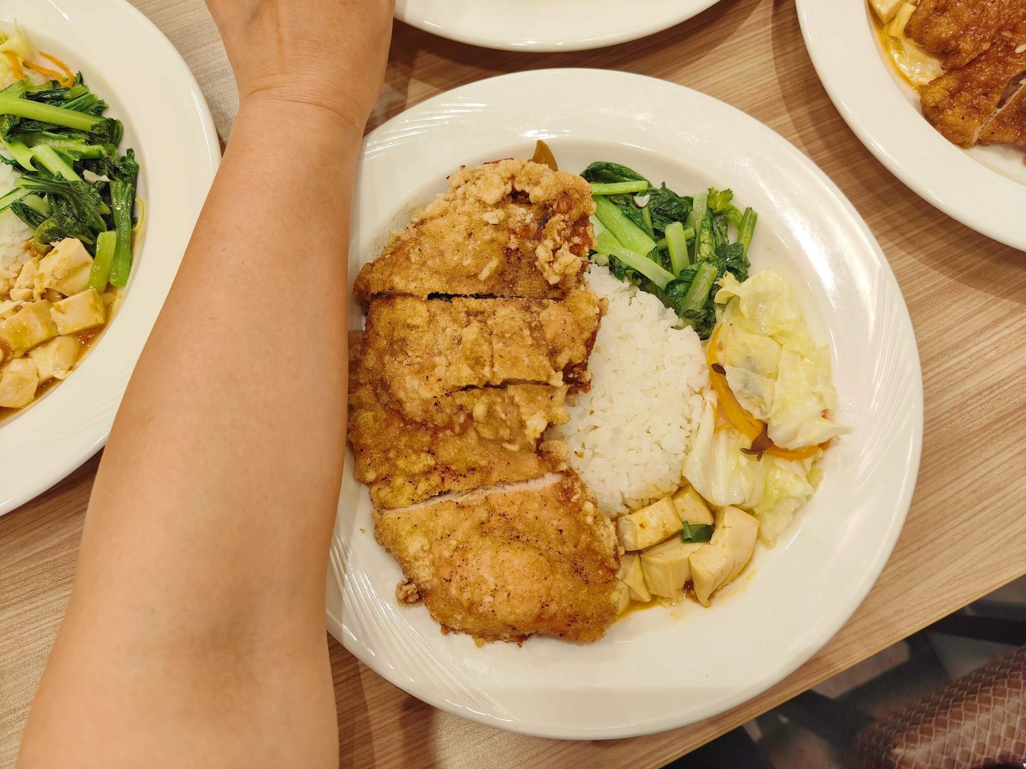 大同區美食｜極度飯桶 大同圓環店、雞排比手背還長、份量真的有嚇人、高CP值便當！ @💕小美很愛嚐💕