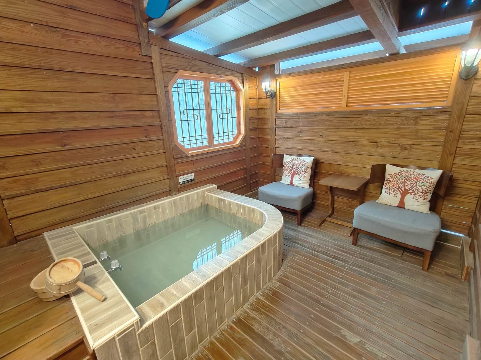 北投住宿｜麗之湯溫泉會館、奶白色美人牛奶浴湯、搭配原石岩片浴池、免費接駁車、停車場！ @💕小美很愛嚐💕