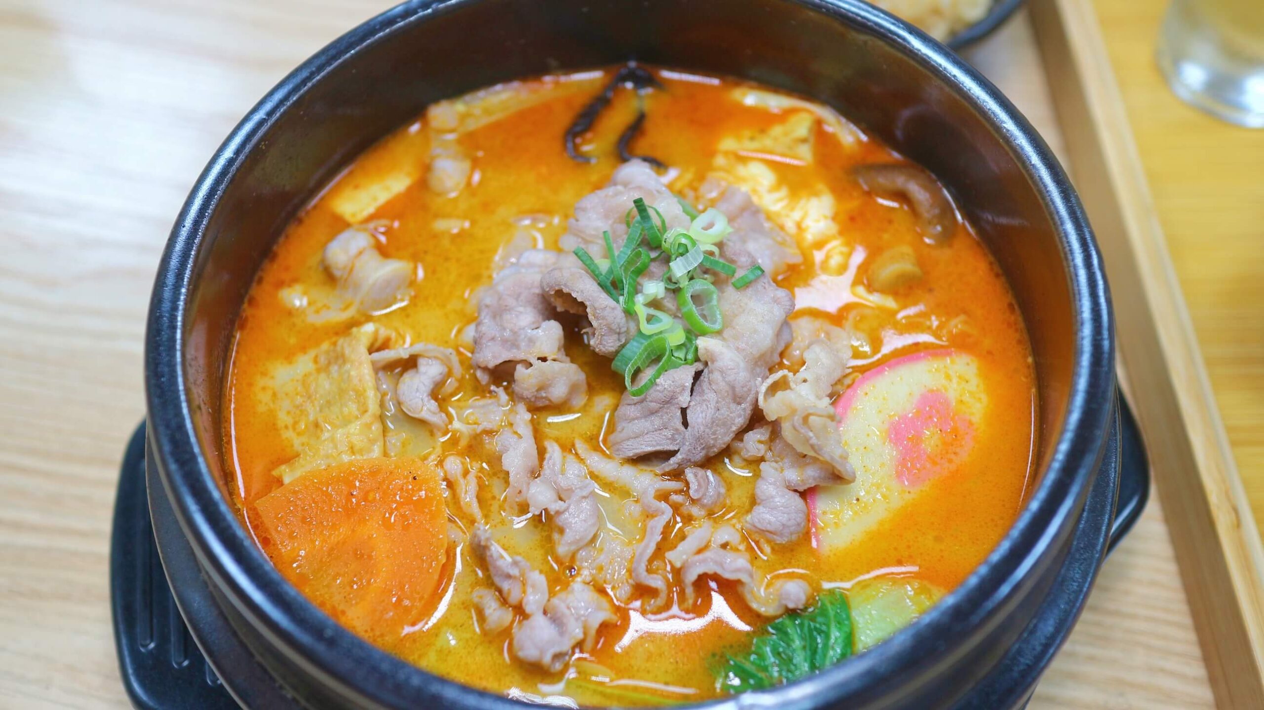 板橋美食｜94咖哩孃板橋市府店、菜單220元起平價咖哩小火鍋推薦、13種香料研發的「白雪砂鍋煲」、「赤雪砂鍋煲」都好好吃！ @💕小美很愛嚐💕