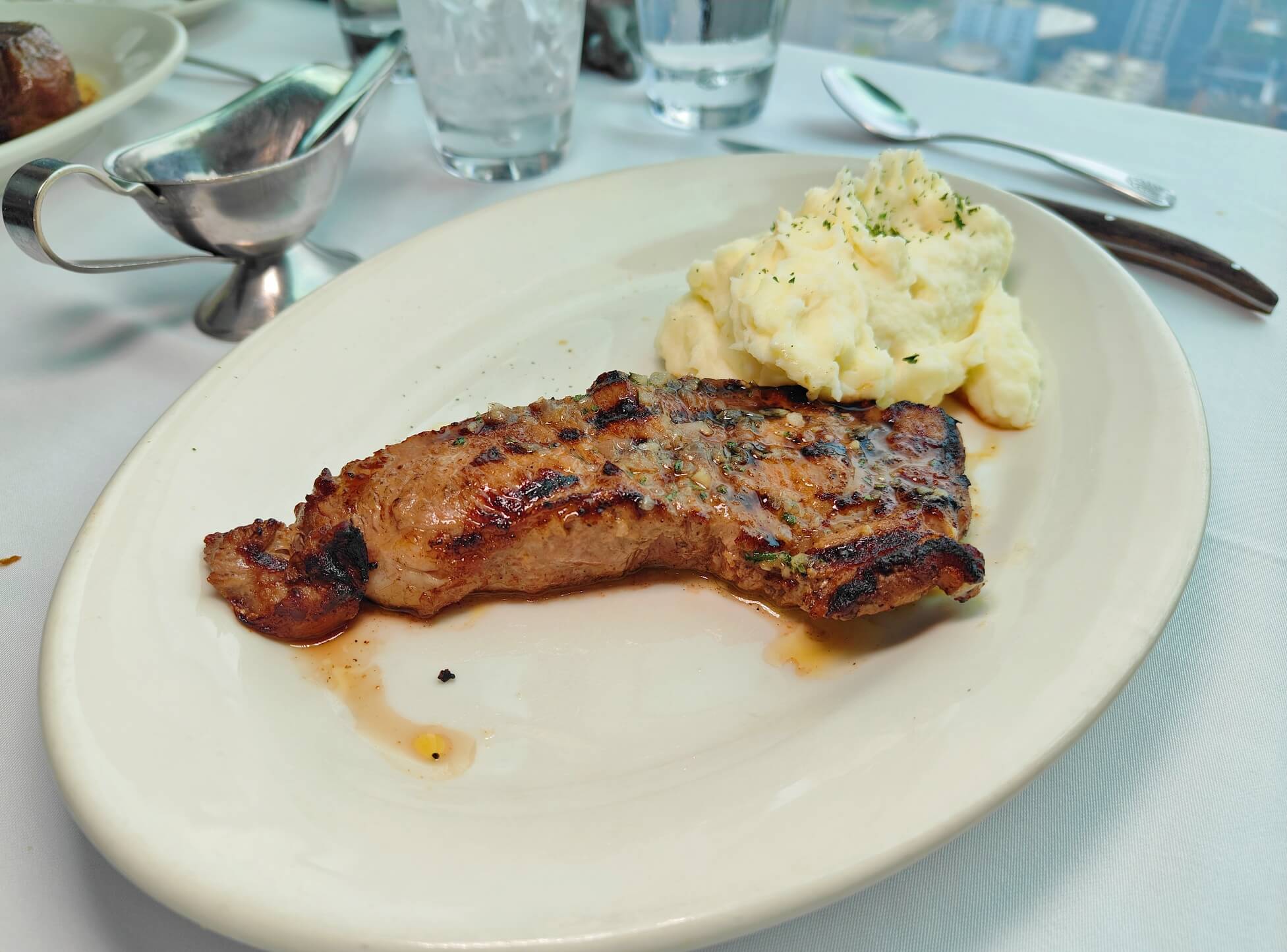 信義美食｜Morton&#8217;s 莫爾頓牛排館、俯瞰繁華台北美景、最浪漫夜景、許多人心中「夢幻級牛排餐廳」代表！ @💕小美很愛嚐💕