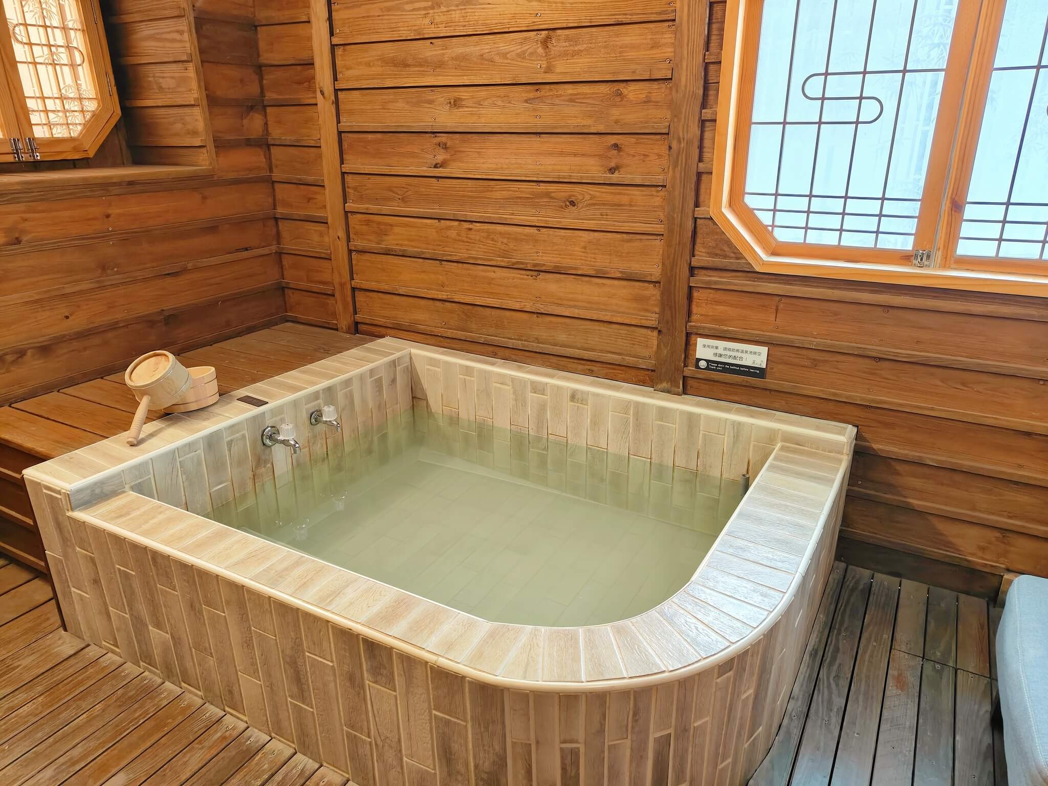 北投住宿｜麗之湯溫泉會館、奶白色美人牛奶浴湯、搭配原石岩片浴池、免費接駁車、停車場！ @💕小美很愛嚐💕