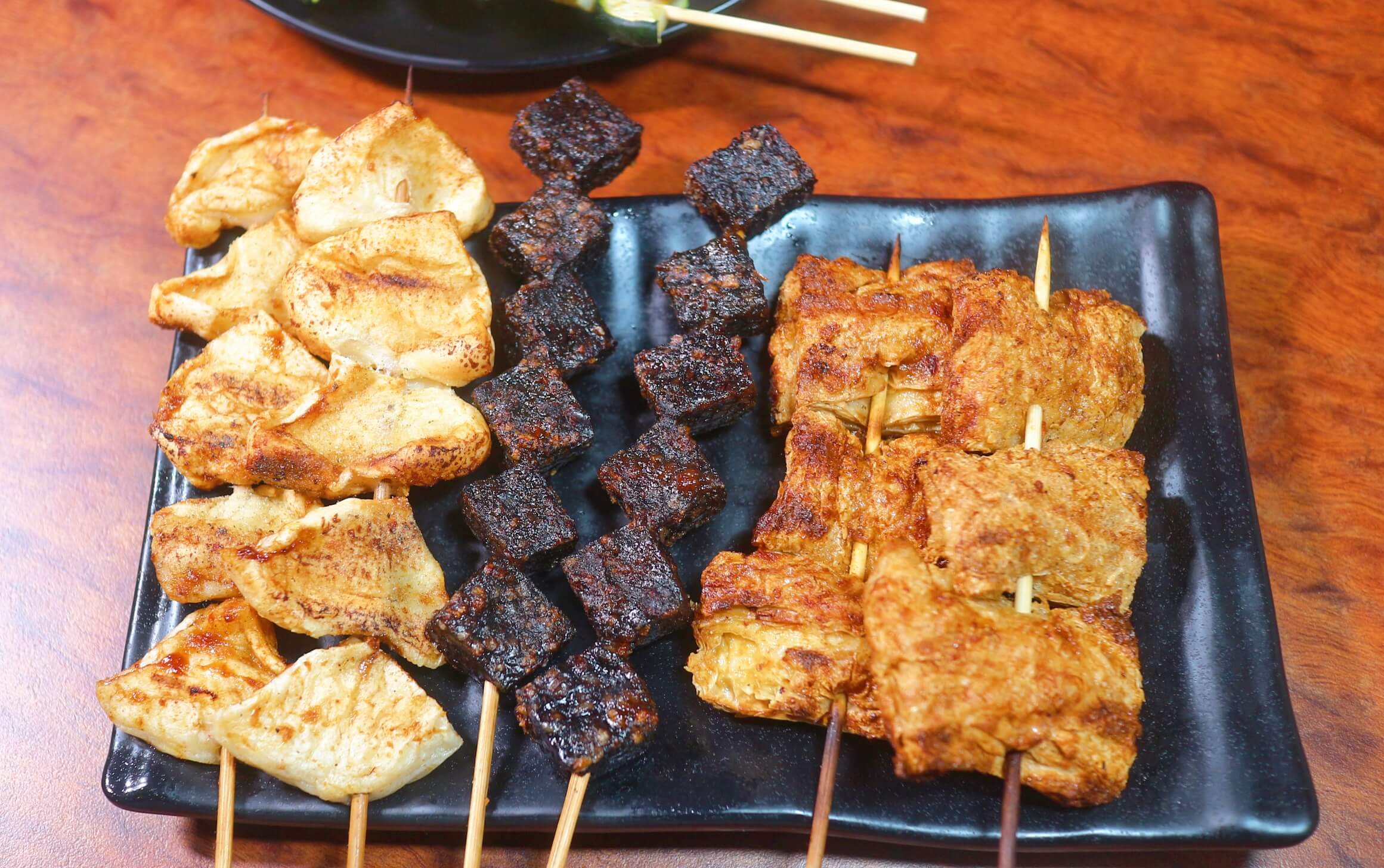 景美美食｜雞老闆桶仔雞景美店、壽星2斤半桶仔雞免費吃、用餐卡拉ok盡情高歌！景美外帶烤雞/景美宵夜美食！ @💕小美很愛嚐💕