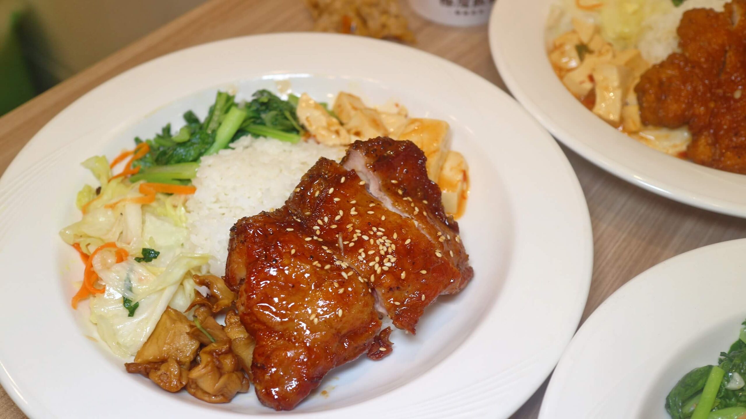 大同區美食｜極度飯桶 大同圓環店、雞排比手背還長、份量真的有嚇人、高CP值便當！ @💕小美很愛嚐💕