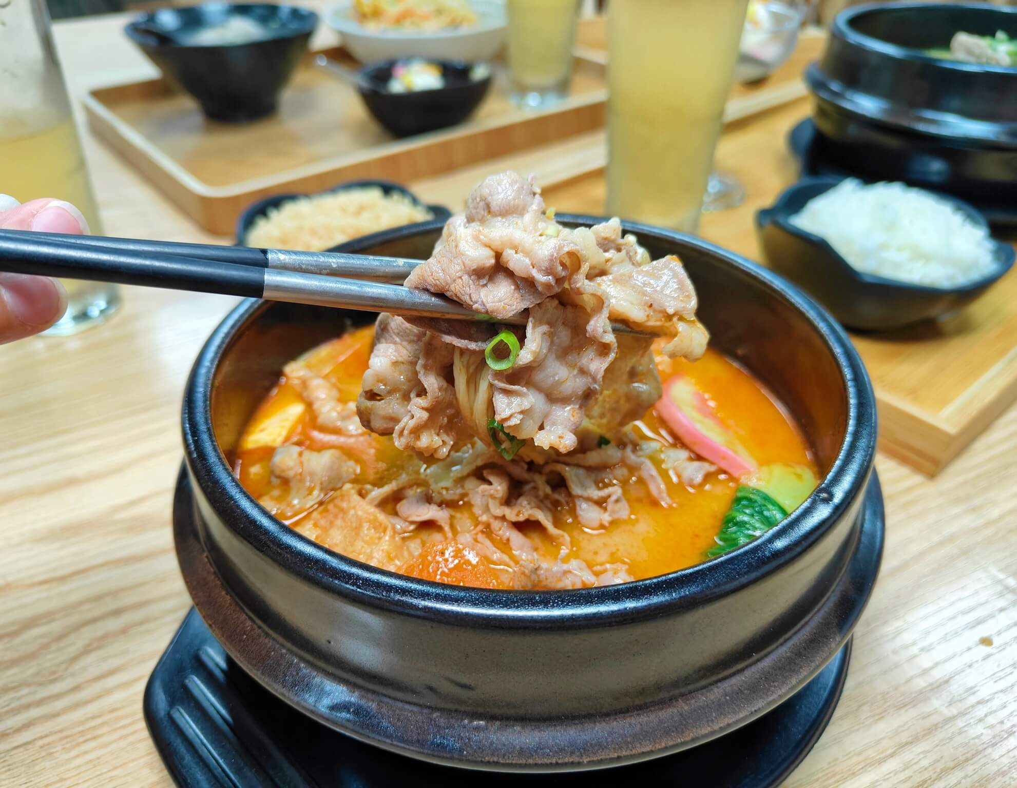 板橋美食｜94咖哩孃板橋市府店、菜單220元起平價咖哩小火鍋推薦、13種香料研發的「白雪砂鍋煲」、「赤雪砂鍋煲」都好好吃！ @💕小美很愛嚐💕
