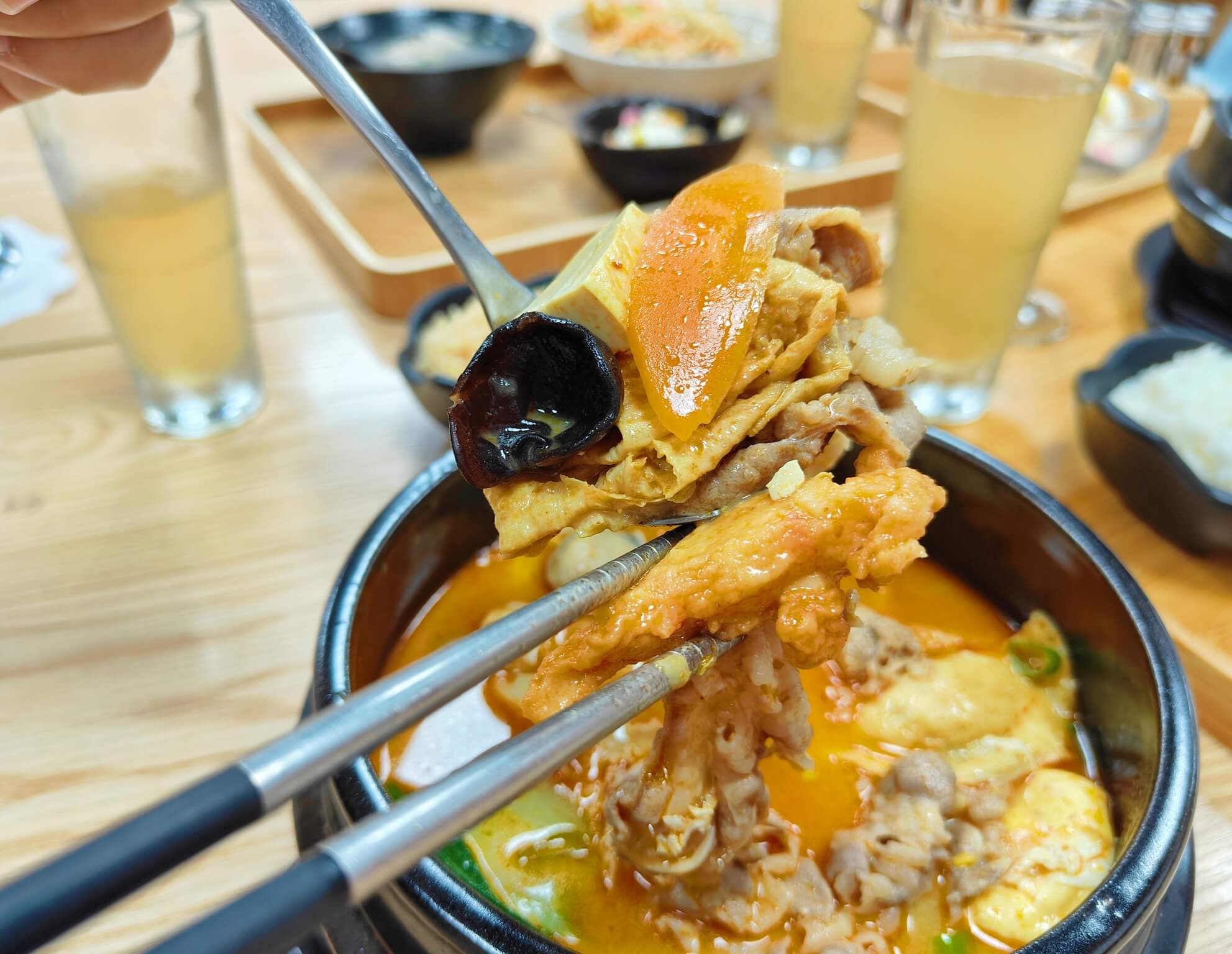 板橋美食｜94咖哩孃板橋市府店、菜單220元起平價咖哩小火鍋推薦、13種香料研發的「白雪砂鍋煲」、「赤雪砂鍋煲」都好好吃！ @💕小美很愛嚐💕