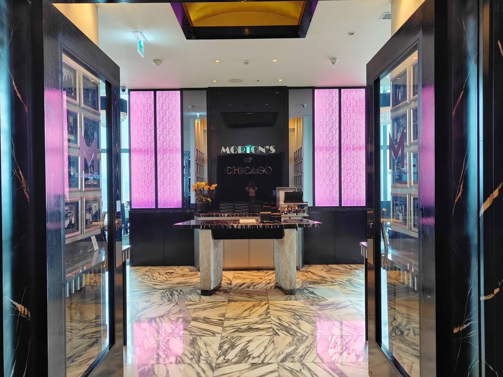 信義美食｜Morton&#8217;s 莫爾頓牛排館、俯瞰繁華台北美景、最浪漫夜景、許多人心中「夢幻級牛排餐廳」代表！ @💕小美很愛嚐💕