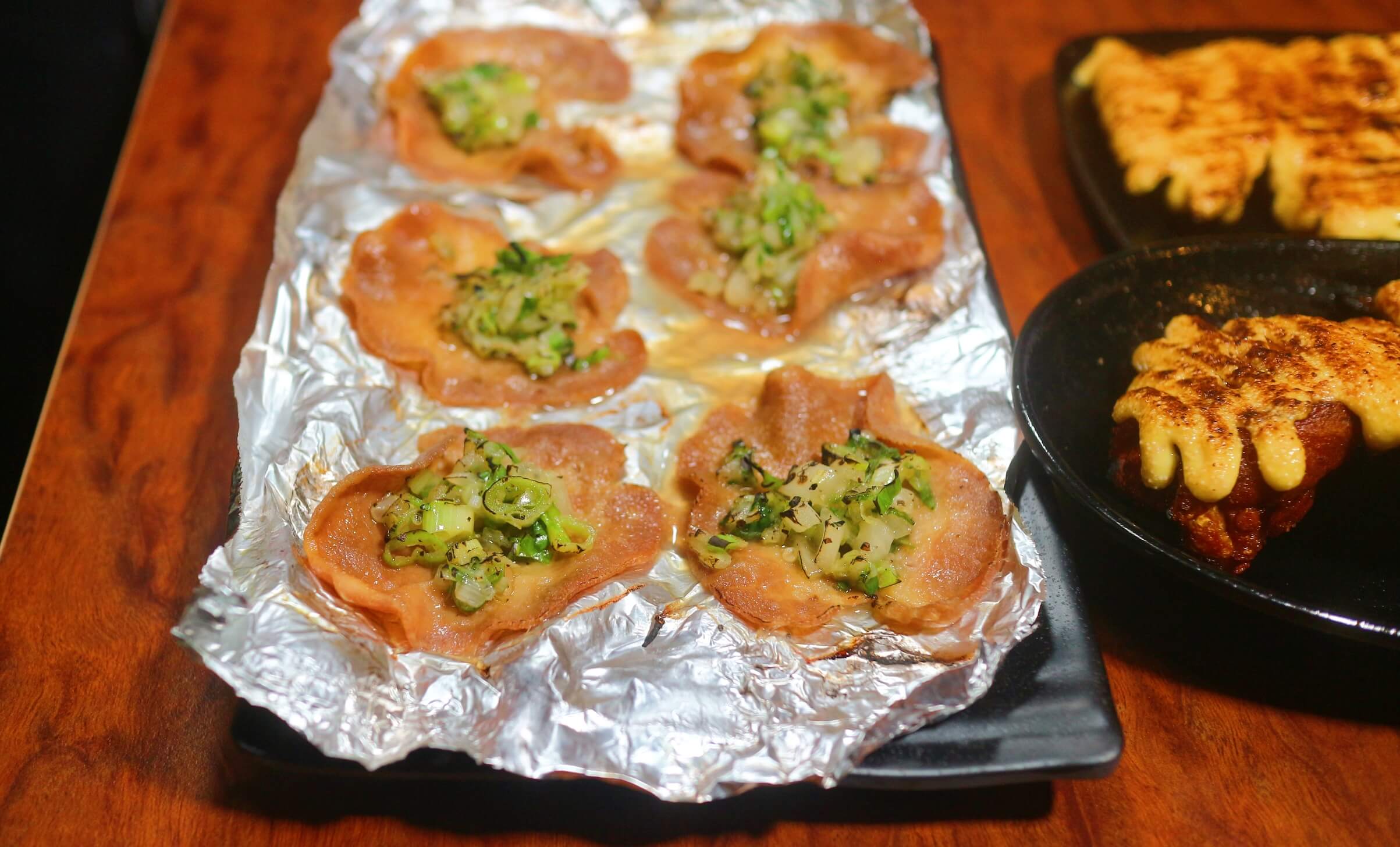 景美美食｜雞老闆桶仔雞景美店、壽星2斤半桶仔雞免費吃、用餐卡拉ok盡情高歌！景美外帶烤雞/景美宵夜美食！ @💕小美很愛嚐💕